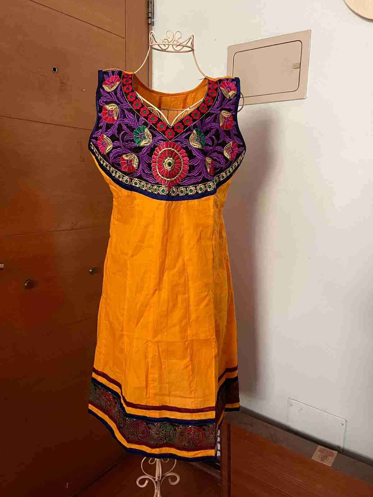 Vestido étnico bordado amarillo