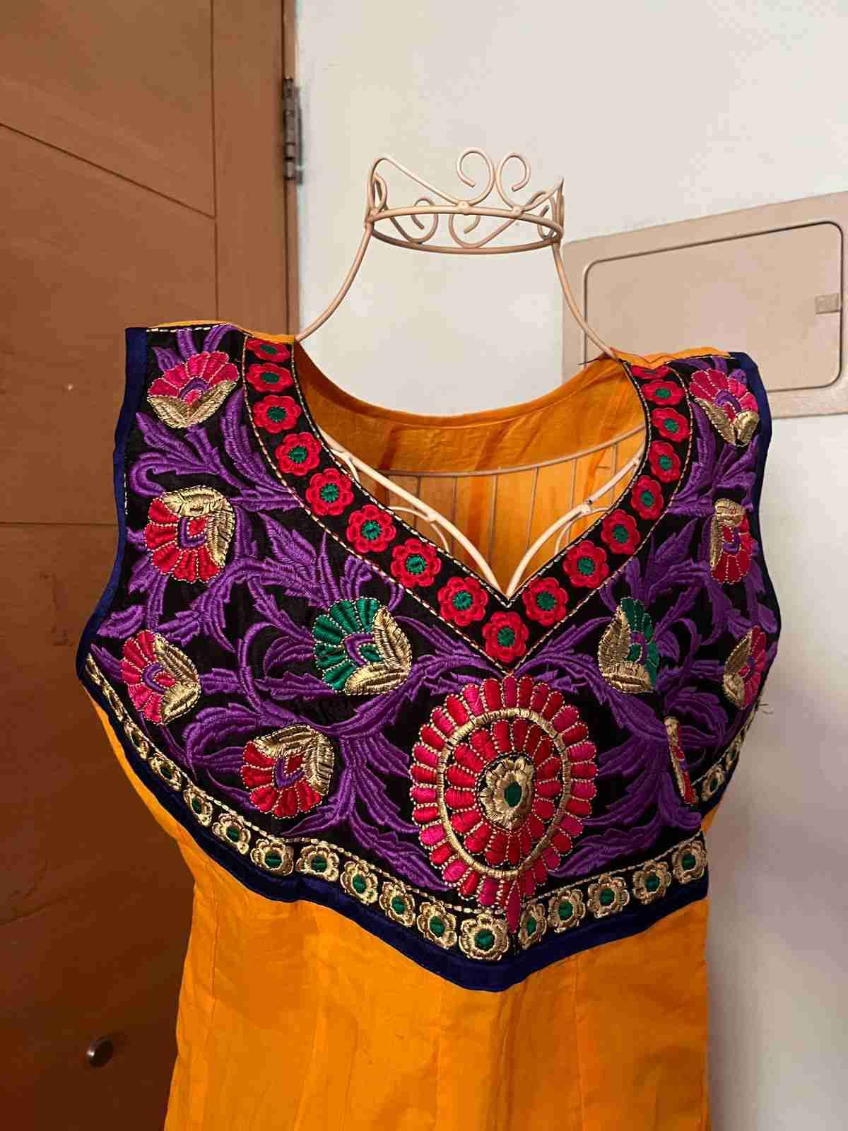 Vestido étnico bordado amarillo - miniatura 2