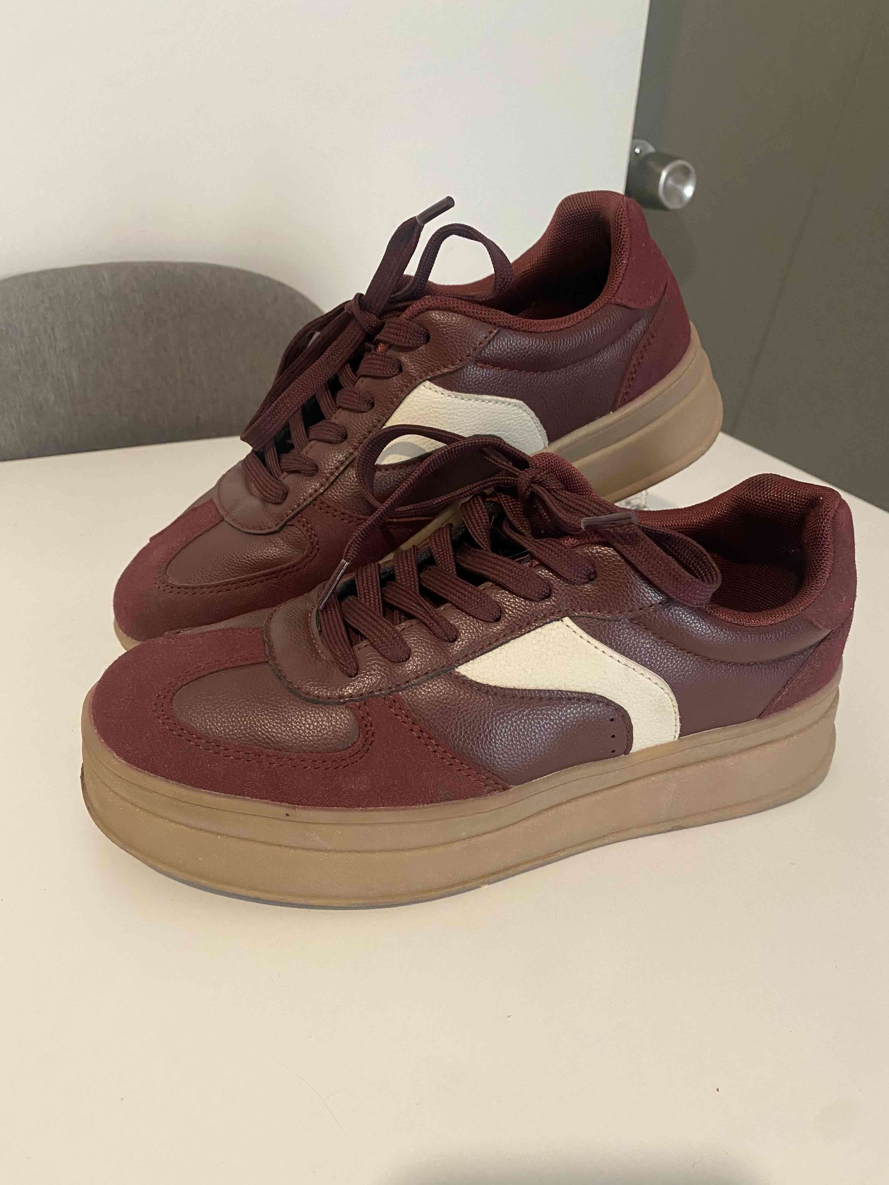 Zapatillas burdeo y beige