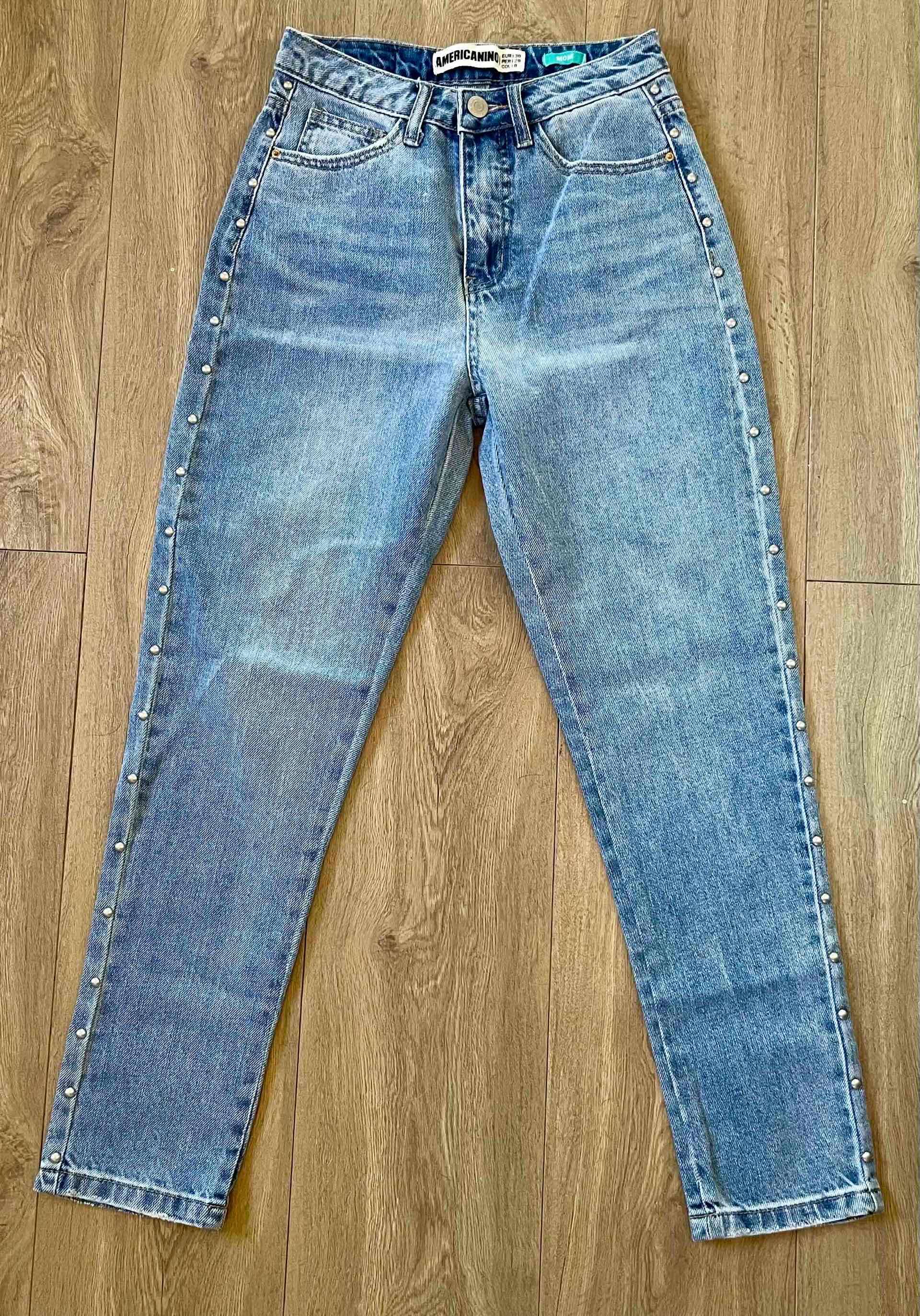 Jeans azul con detalles metálicos - miniatura 1