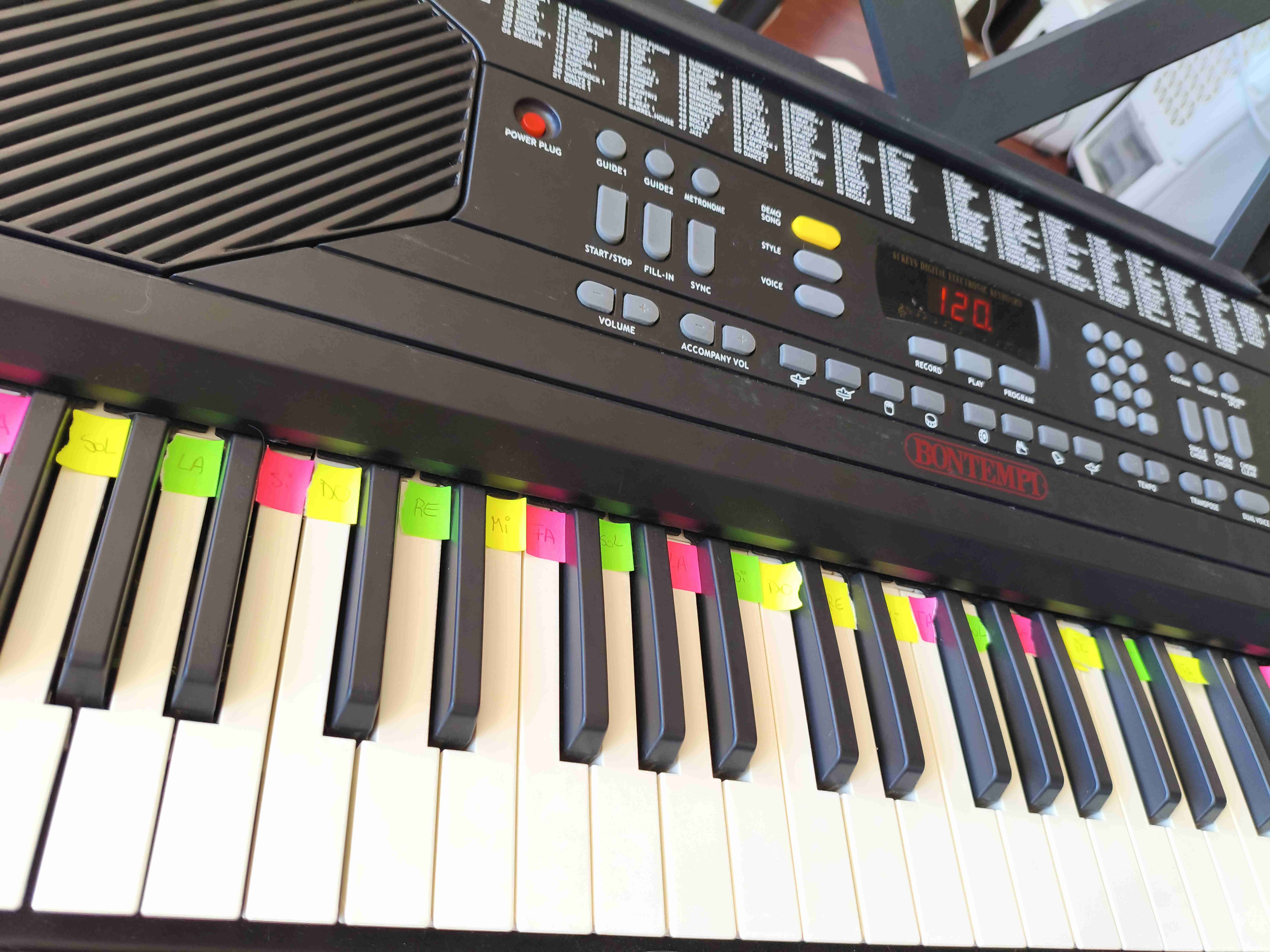 Teclado musical Bontempi con guía