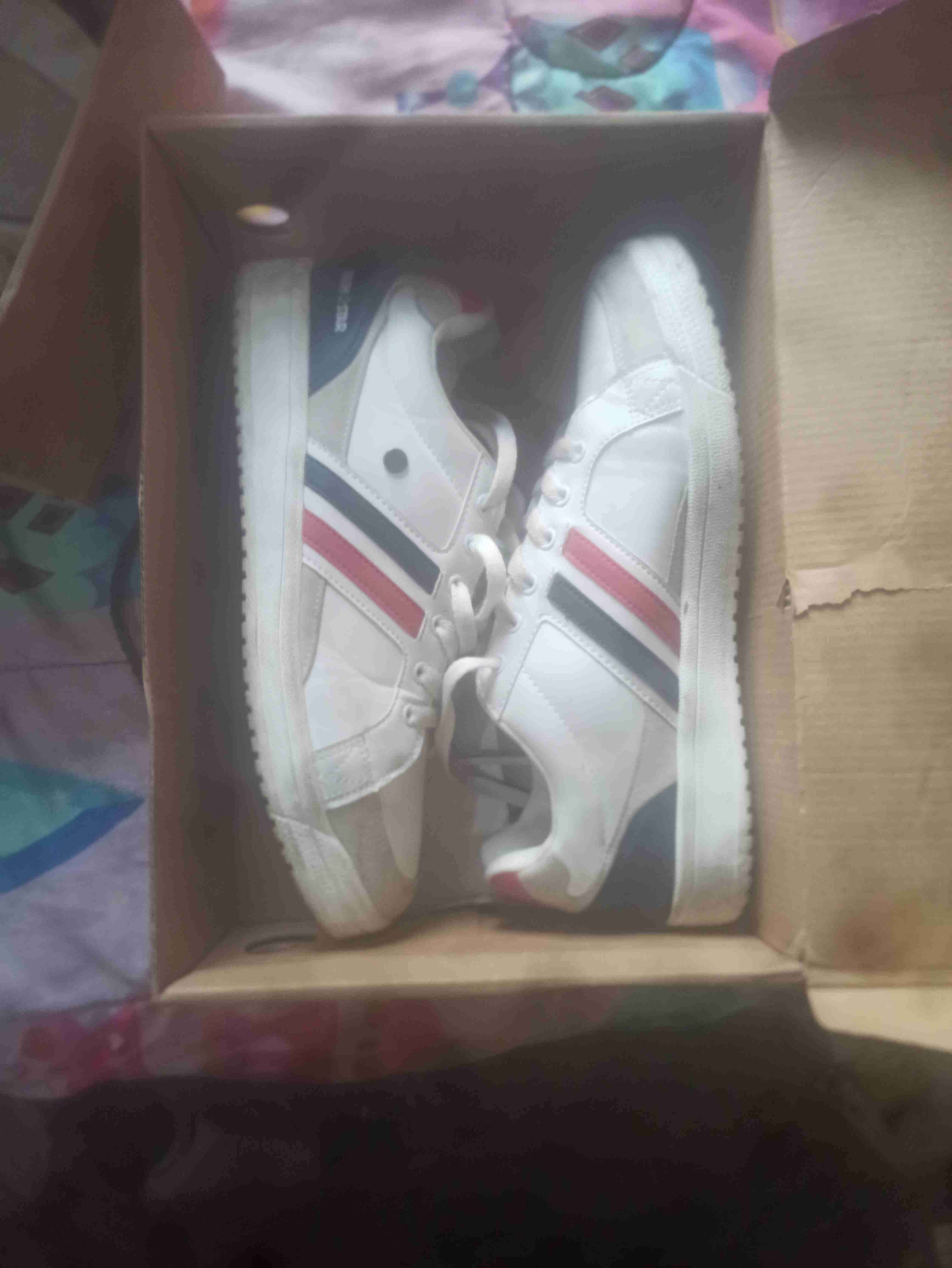 Zapatillas deportivas blancas con rayas - miniatura 1