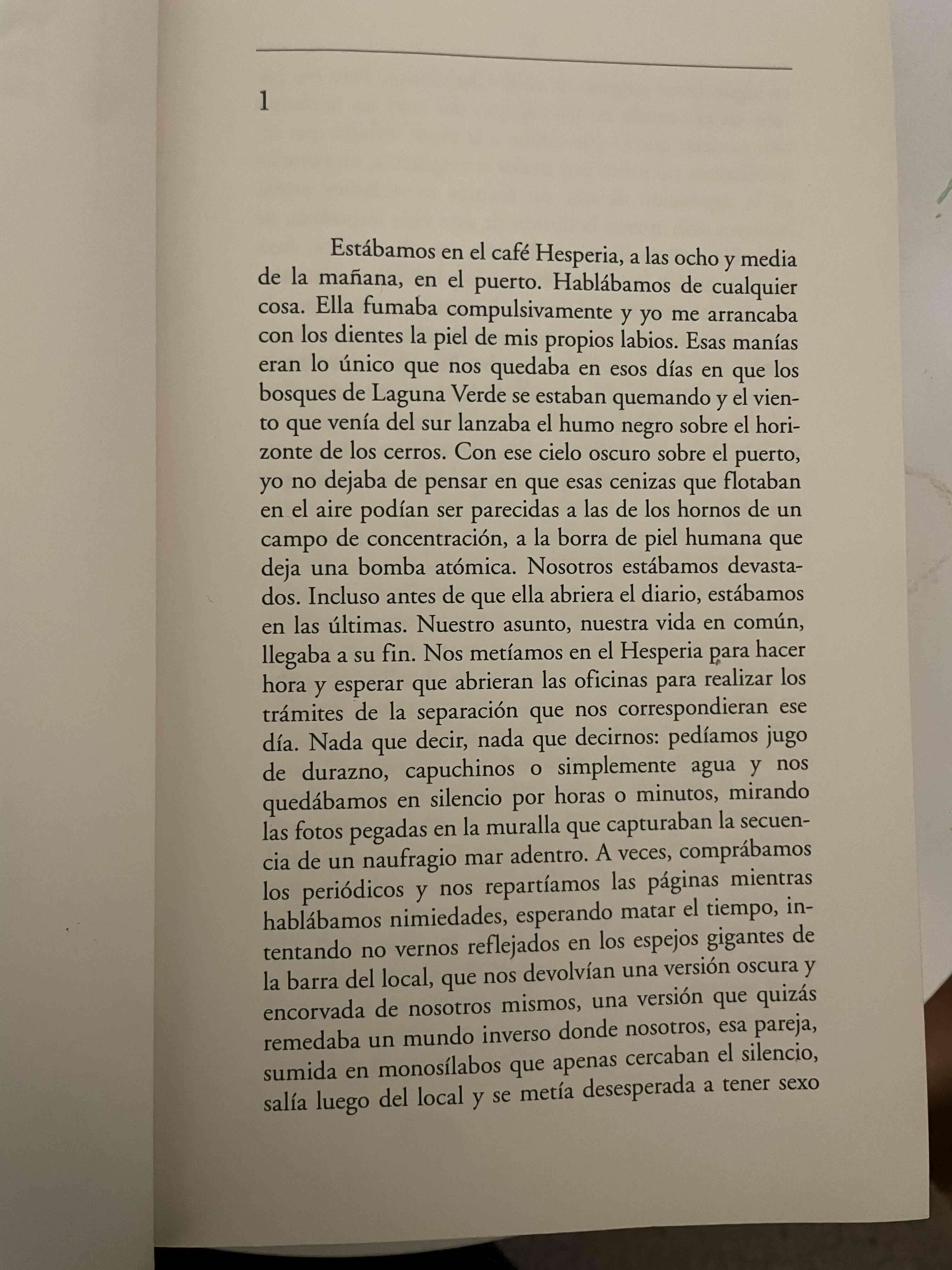 Libro 'Estrellas muertas' de Álvaro Bisama - miniatura 2