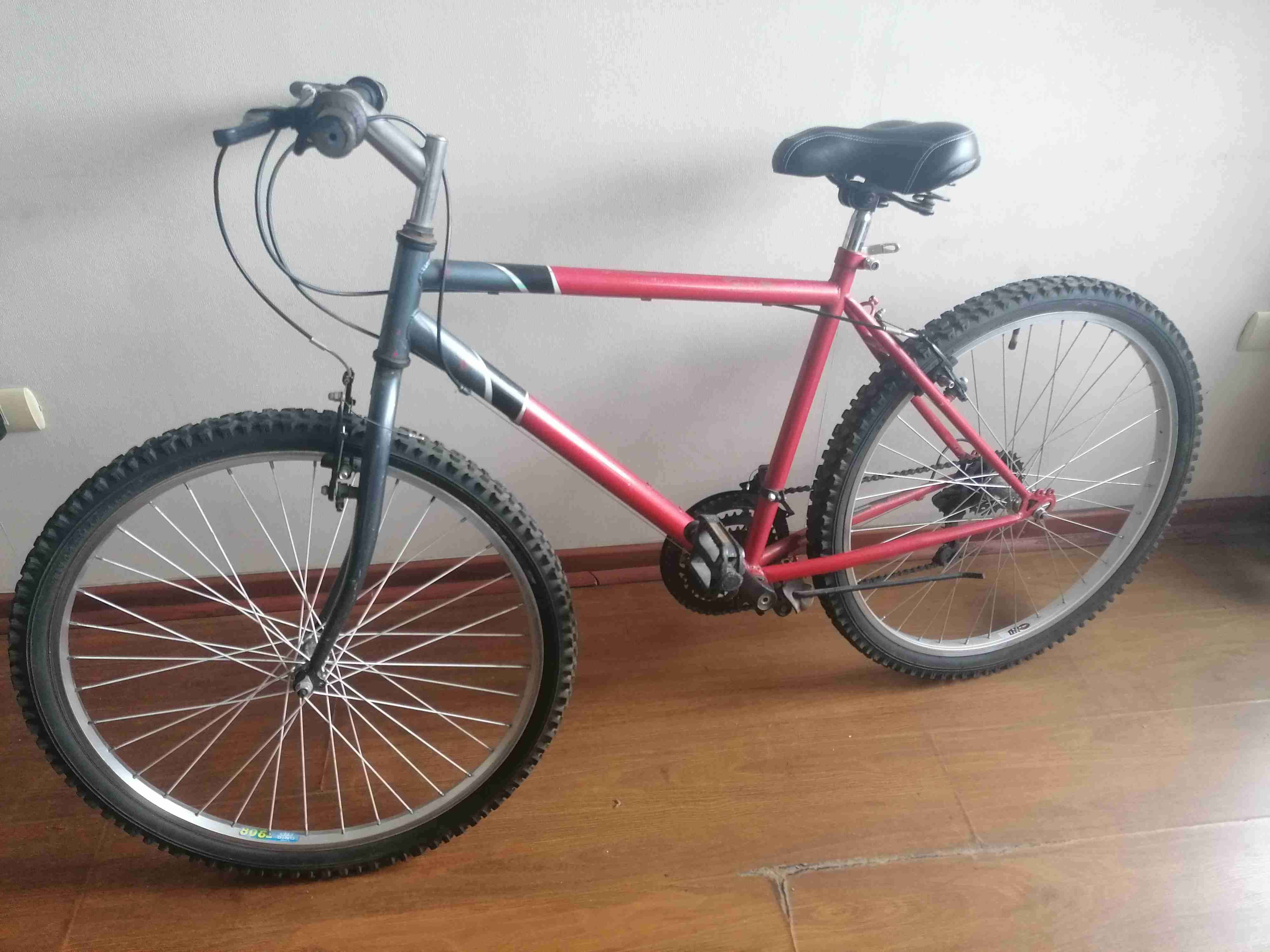 Bicicleta montaña roja - miniatura 1