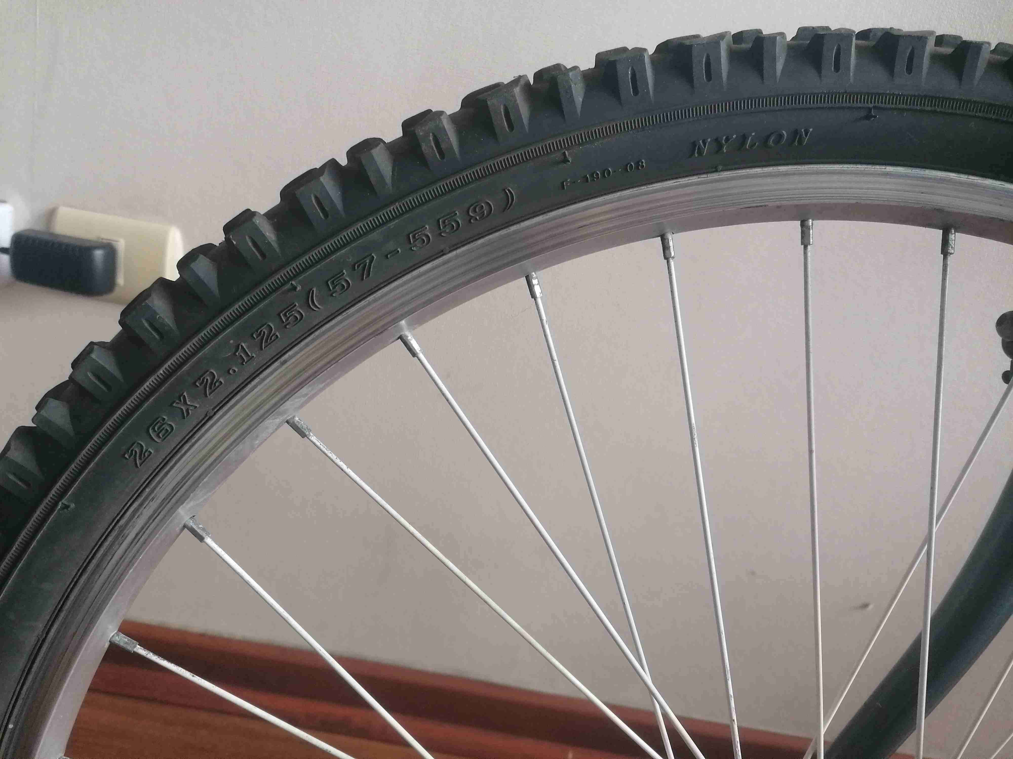 Bicicleta montaña roja - miniatura 2