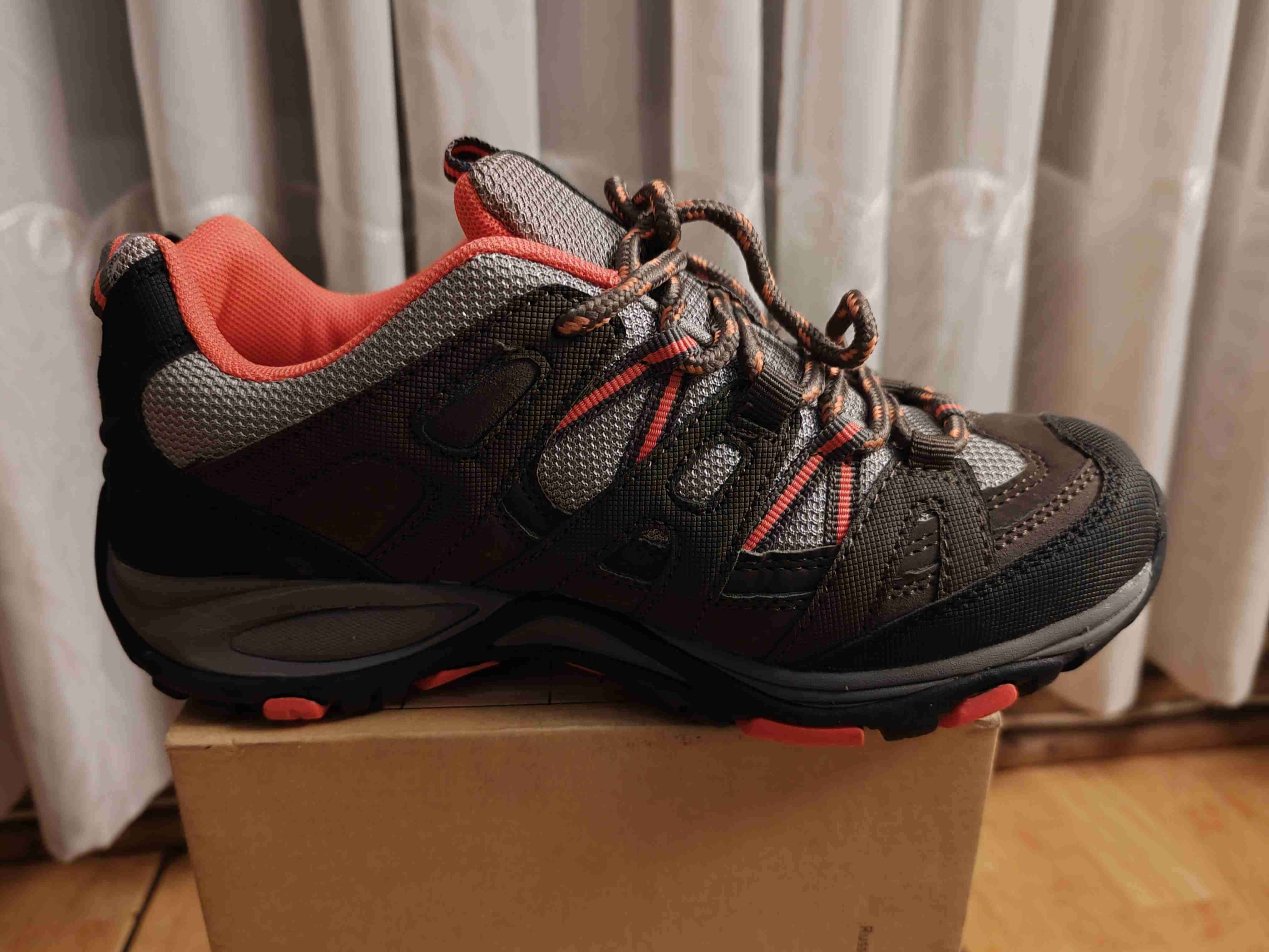 Zapatillas deportivas gris y naranjas - miniatura 1