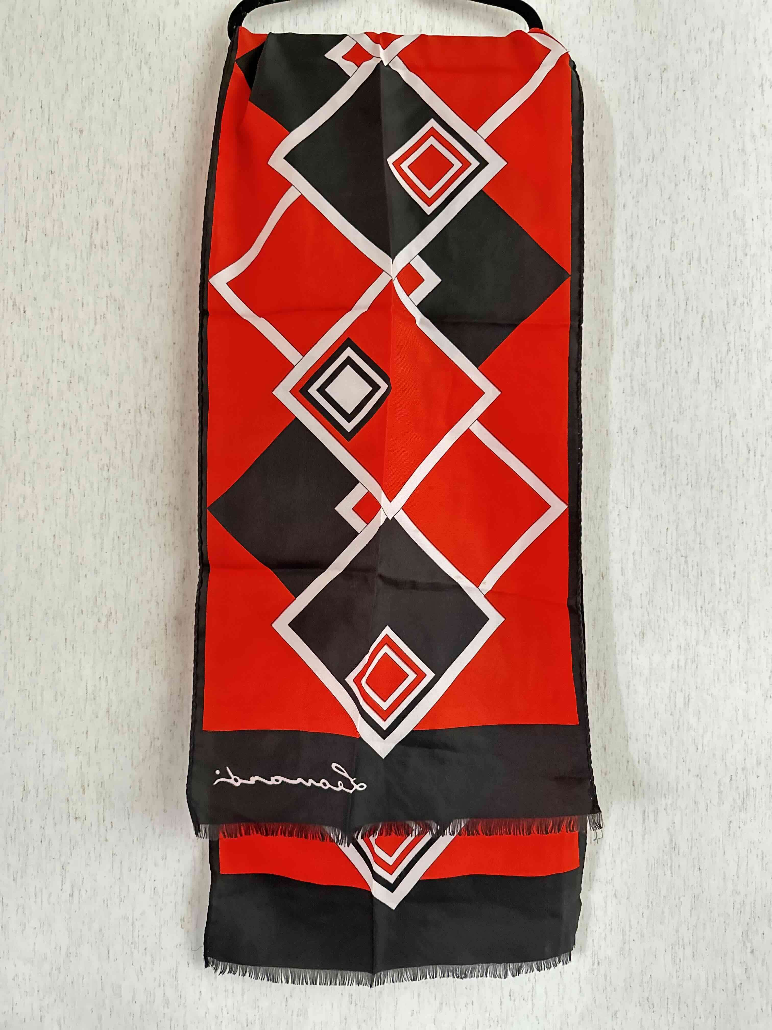 Bufanda estampada roja y negra - miniatura 2