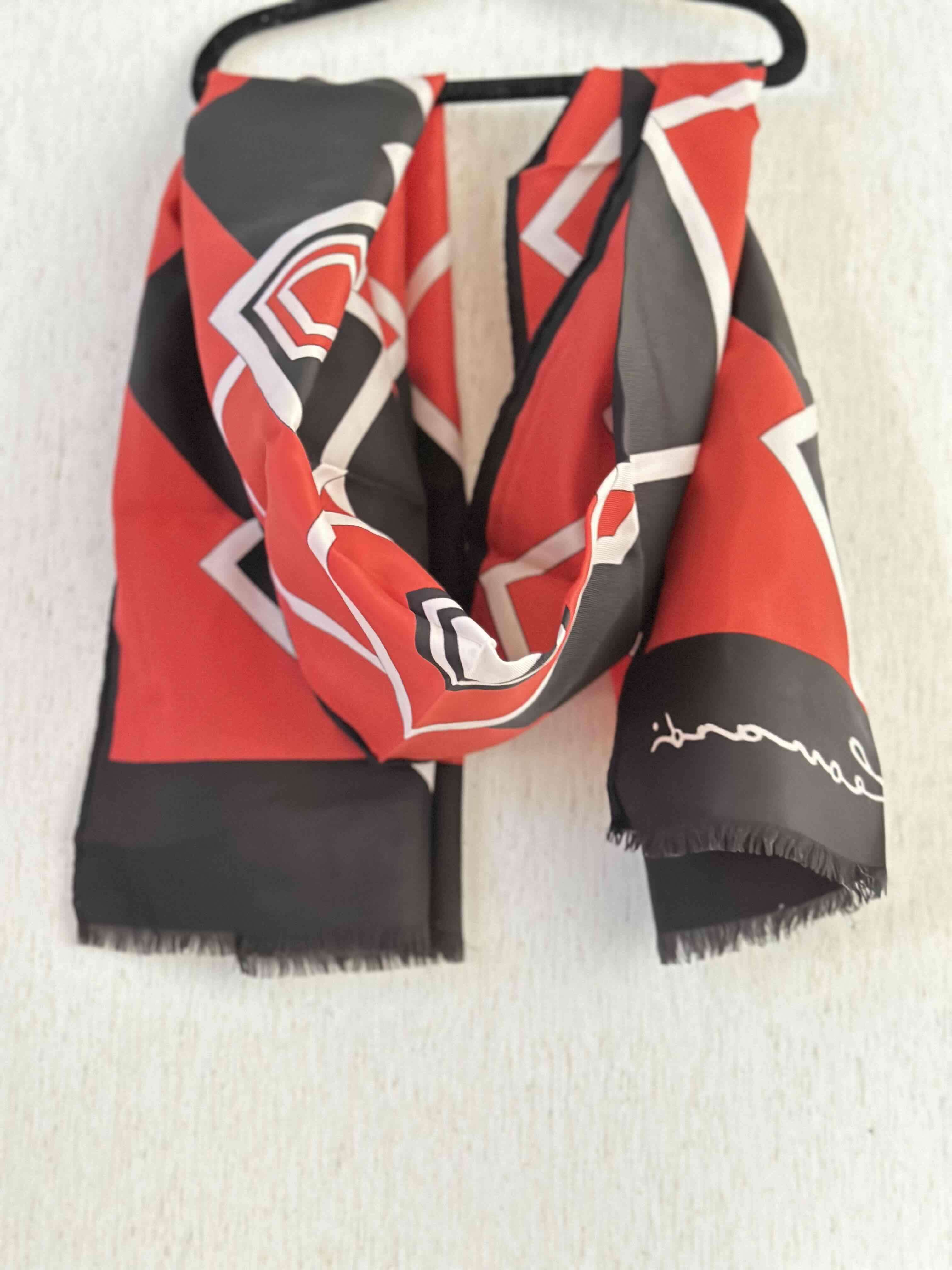 Bufanda estampada roja y negra - miniatura 4