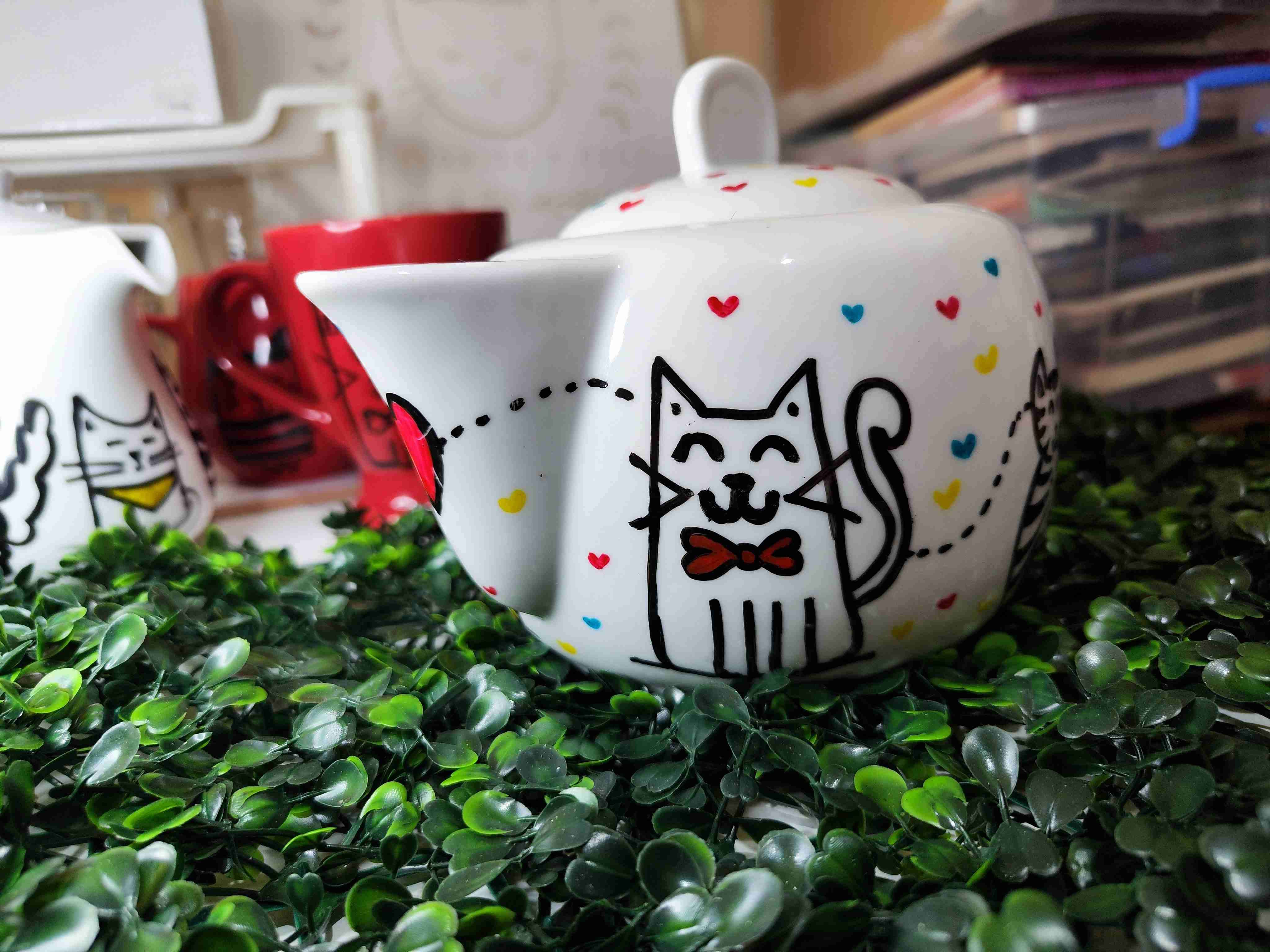 Tetera blanca con diseño de gatos - miniatura 1