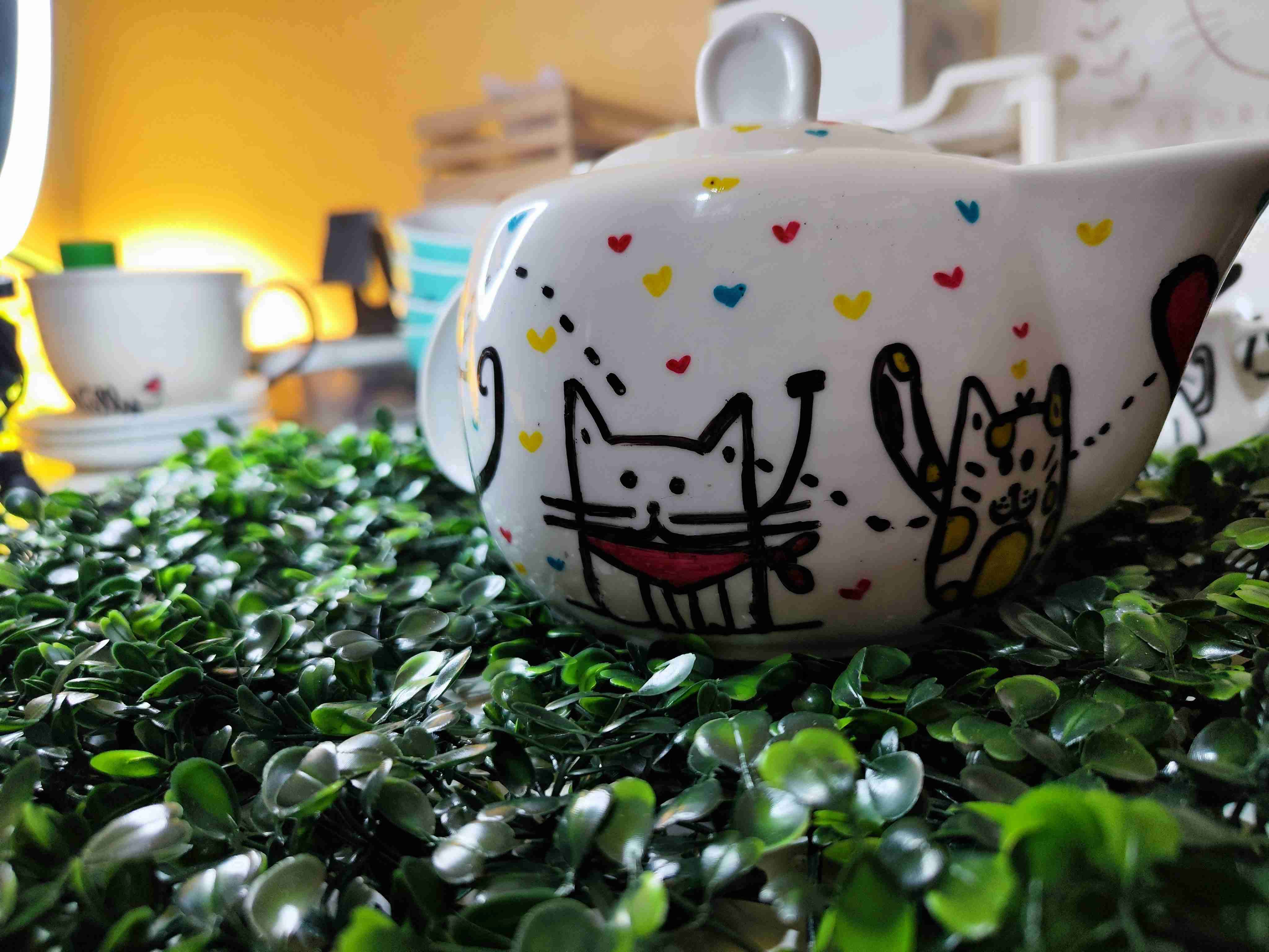 Tetera blanca con diseño de gatos - miniatura 2