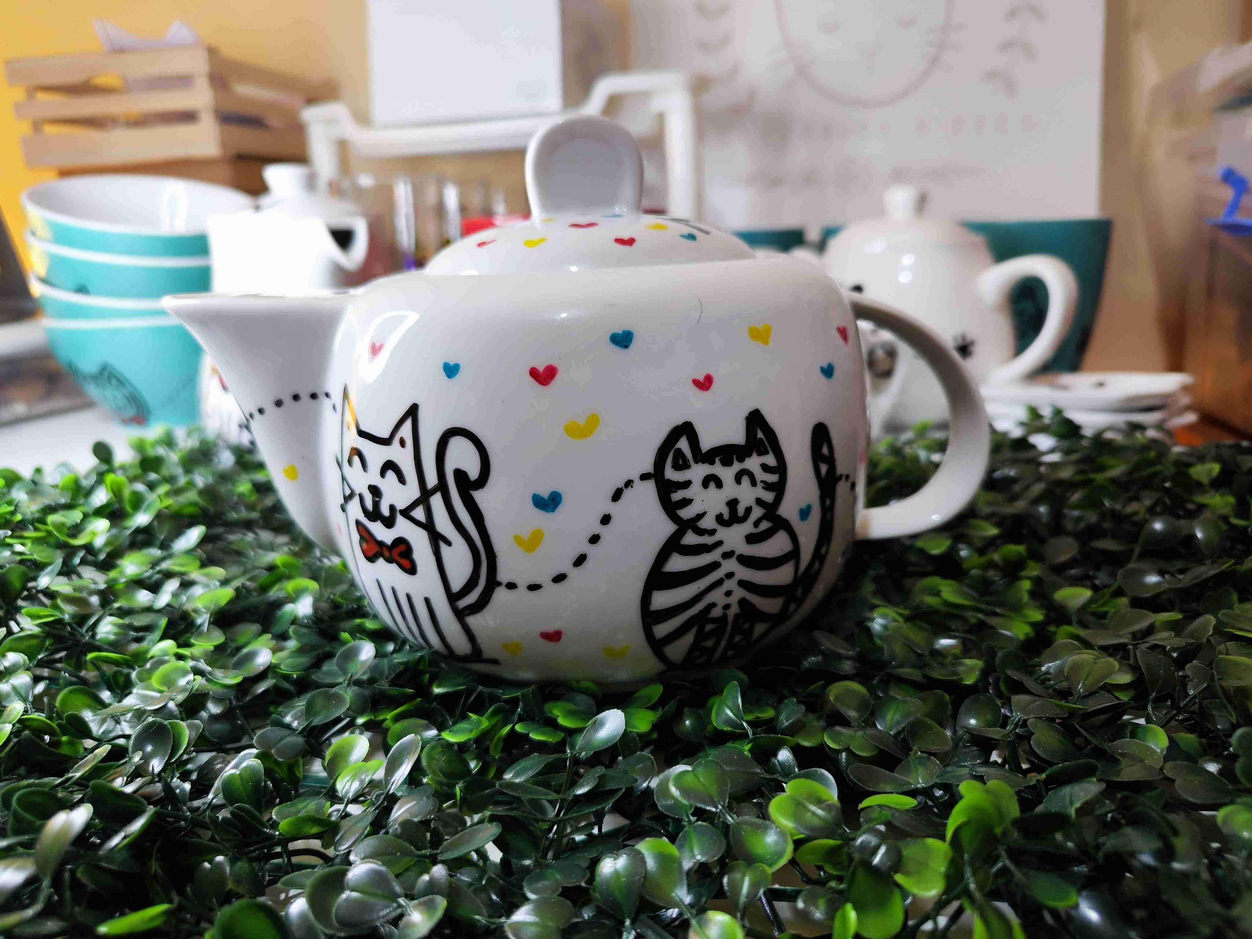 Tetera blanca con diseño de gatos - miniatura 3