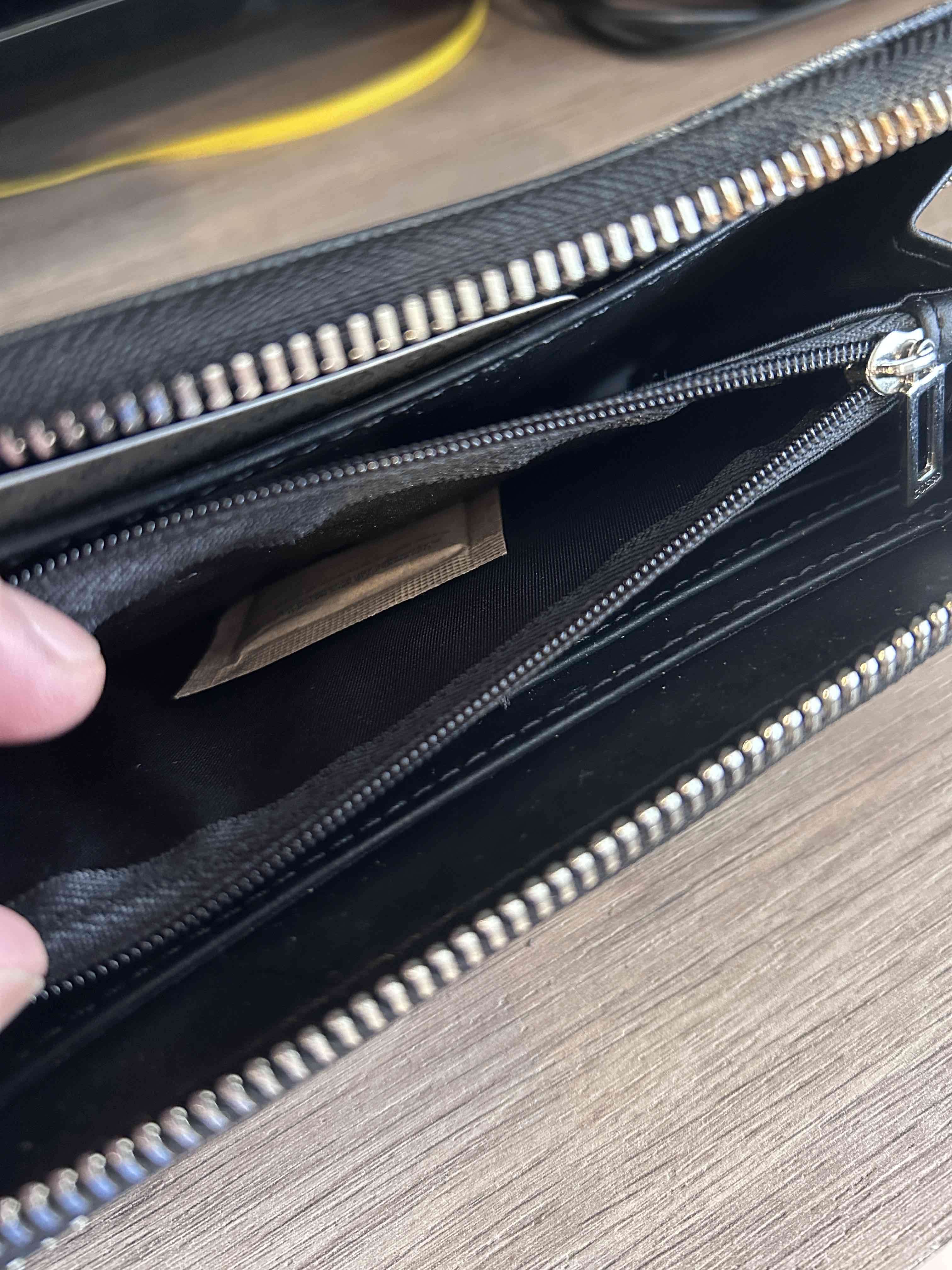 Billetera Guess negra con logos - miniatura 4