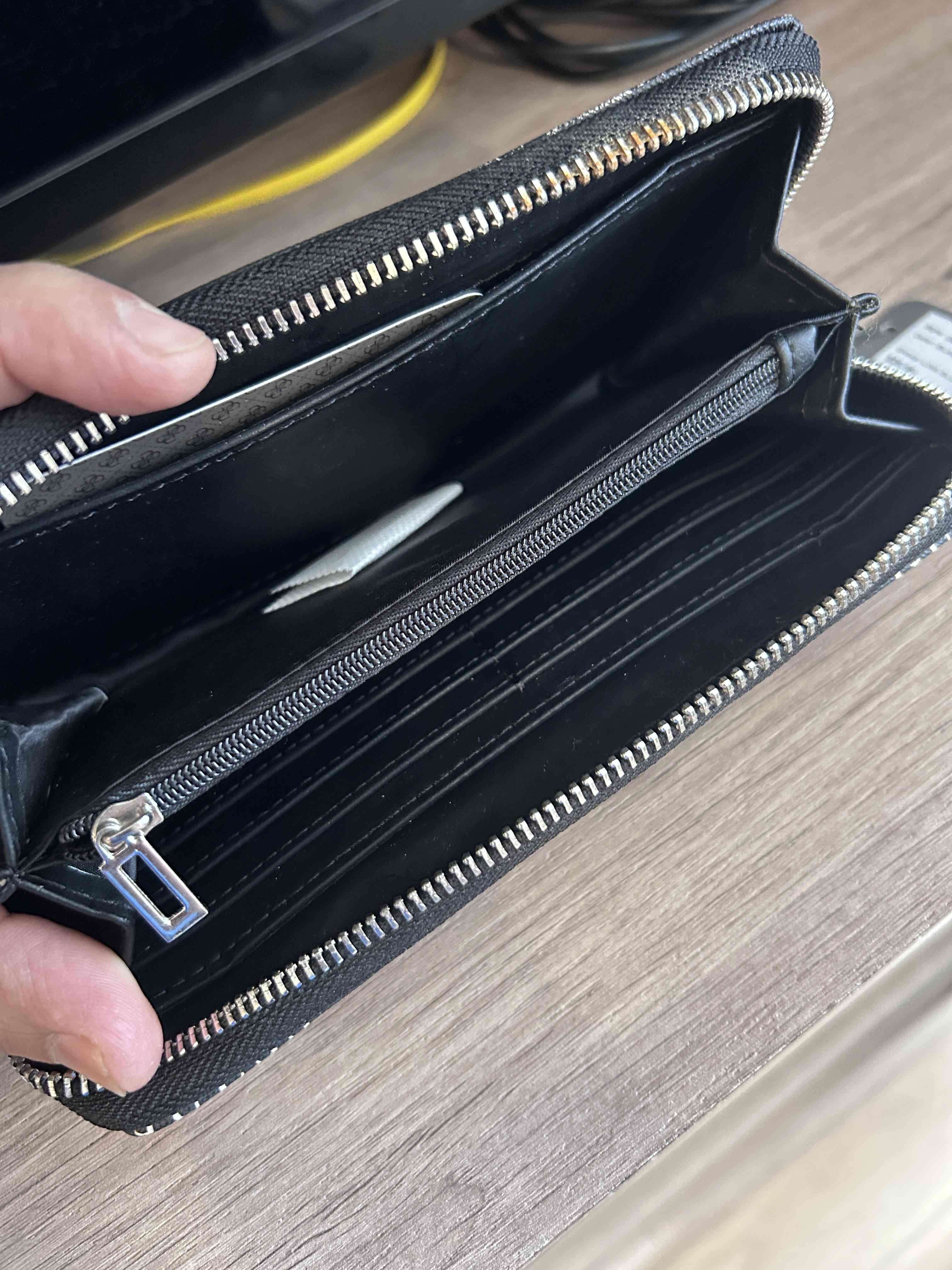 Billetera Guess negra con logos - miniatura 5