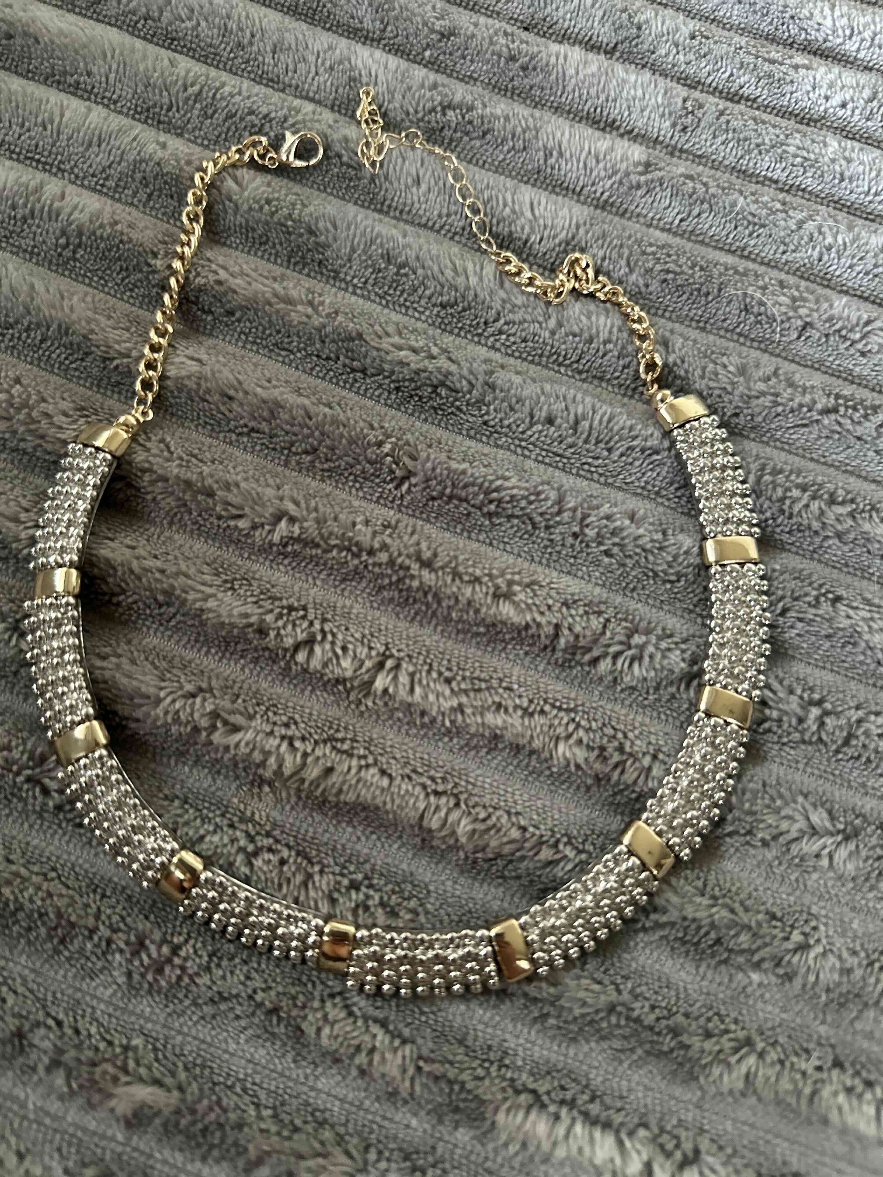 Collar dorado elegante - miniatura 2