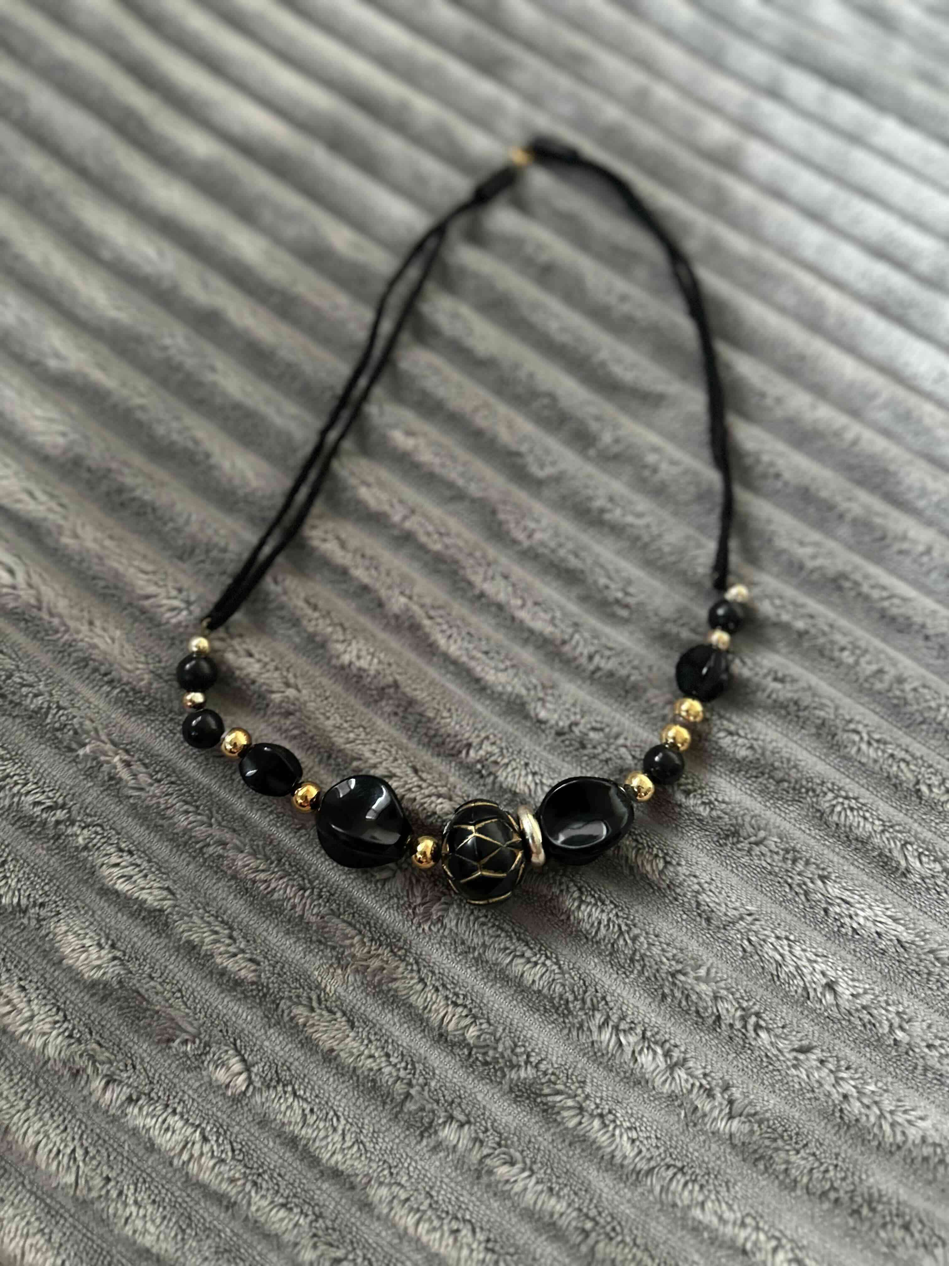 Collar negro y dorado elegante - miniatura 3