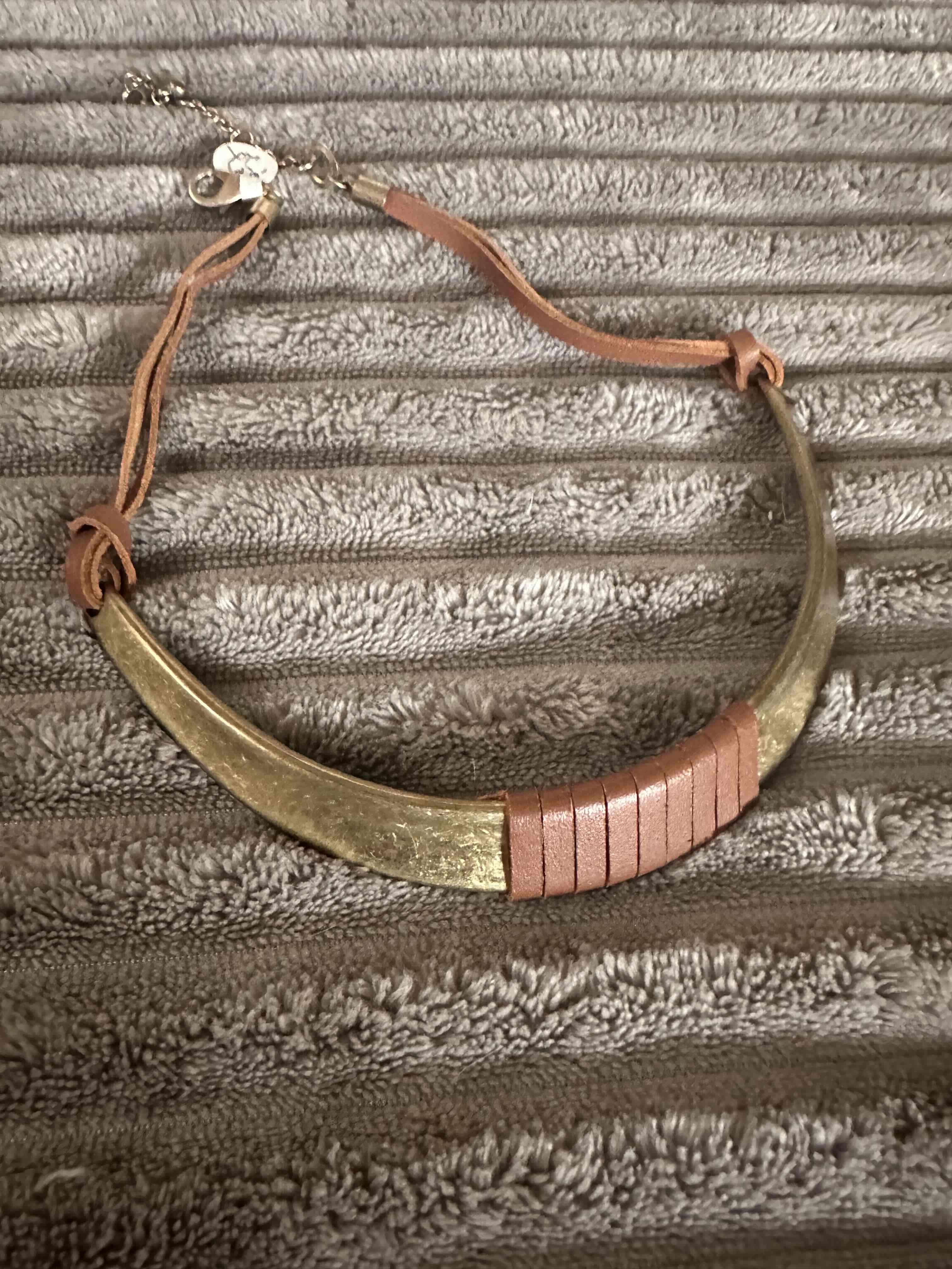 Collar dorado con cuero - miniatura 2