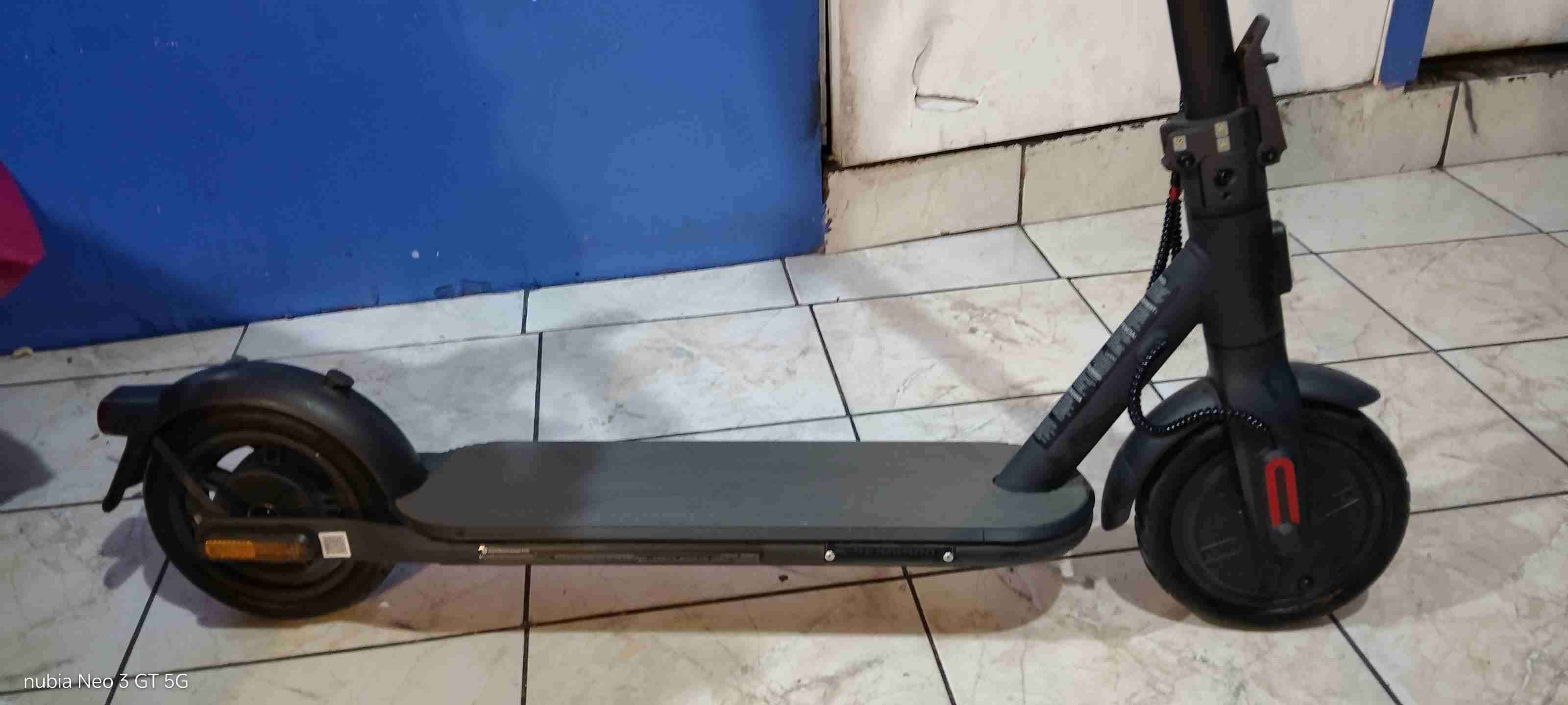 Scooter eléctrico gris