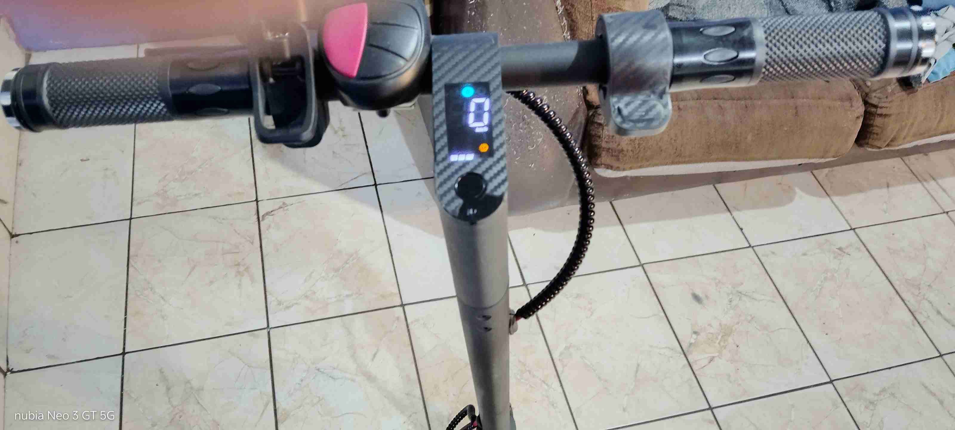 Scooter eléctrico gris - miniatura 2