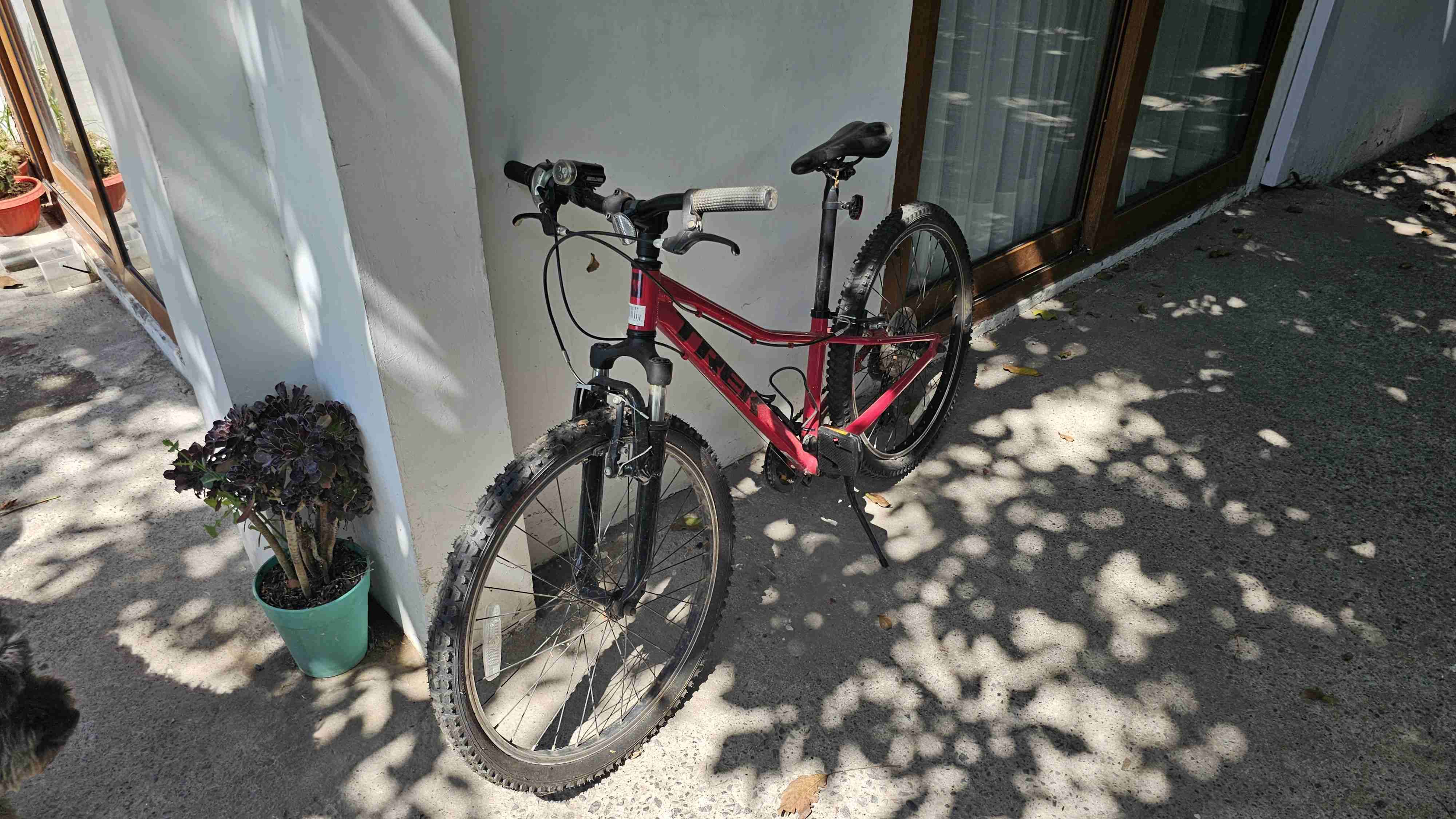 Bicicleta de montaña roja - miniatura 1