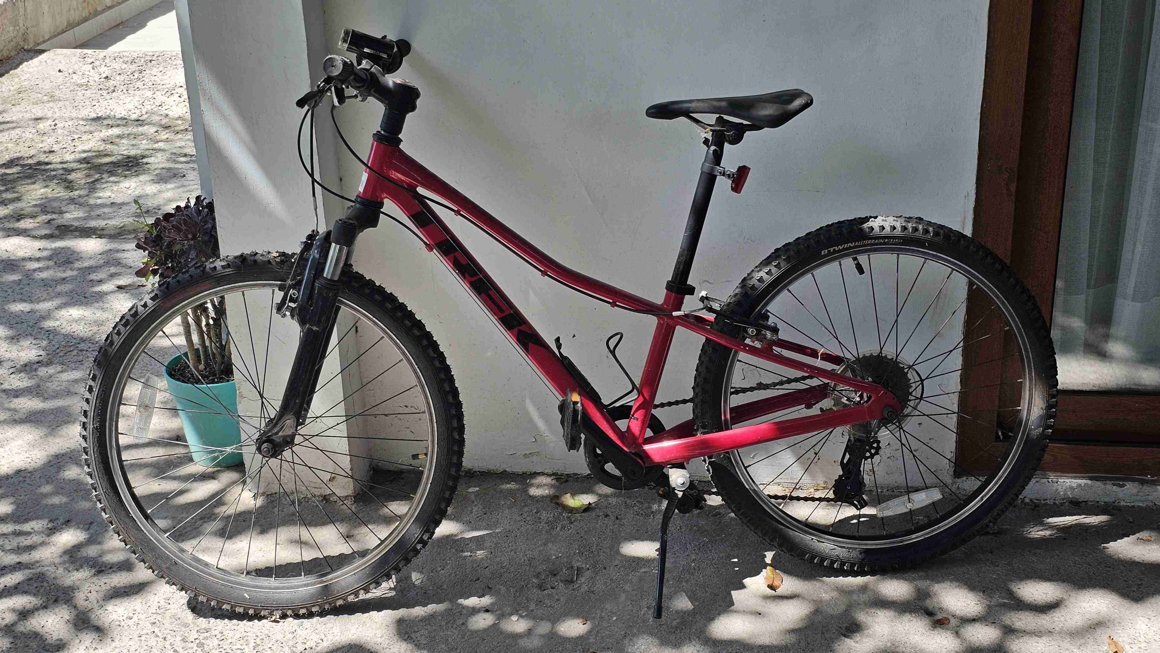 Bicicleta de montaña roja - miniatura 2