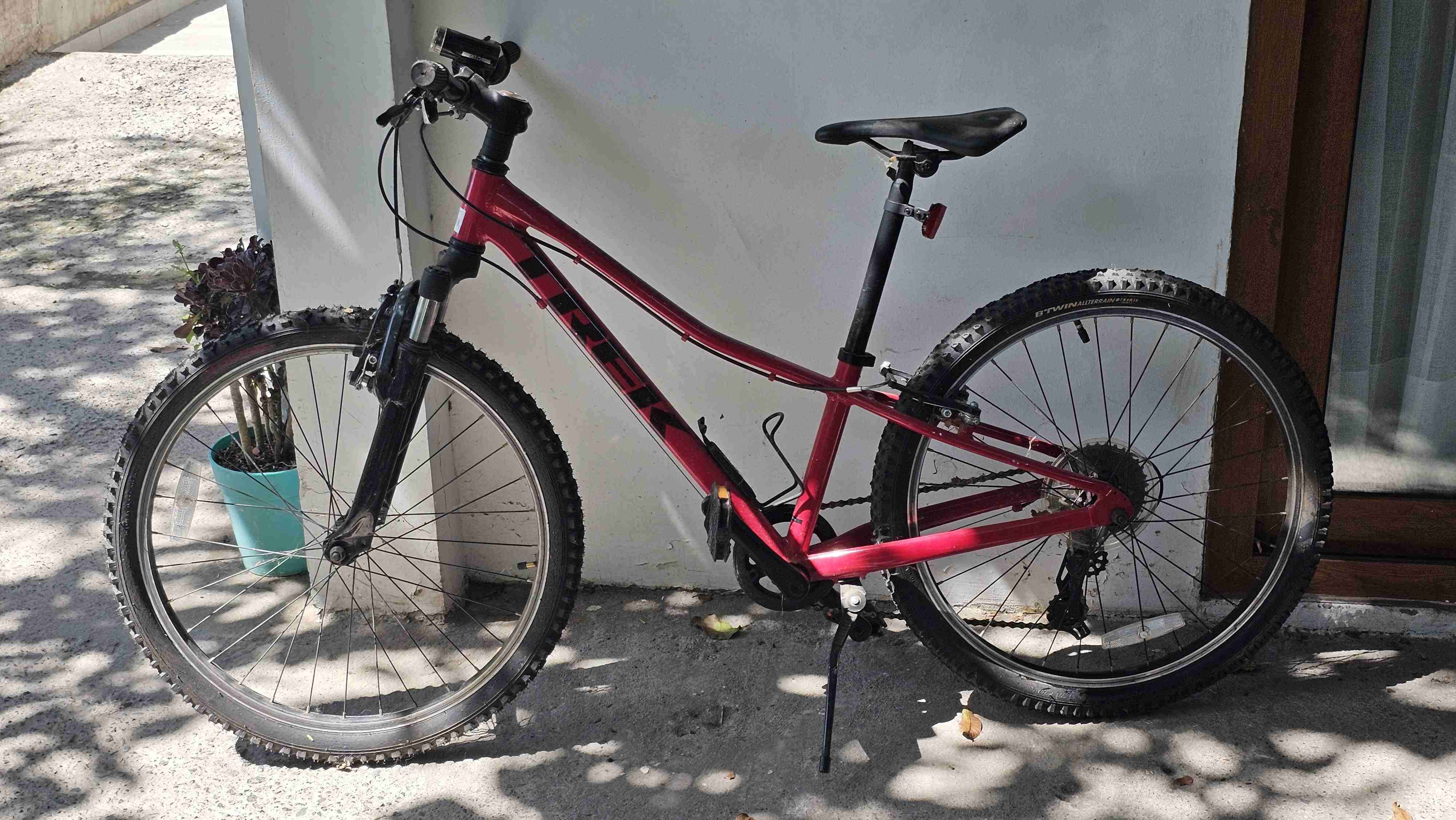 Bicicleta de montaña roja - miniatura 3