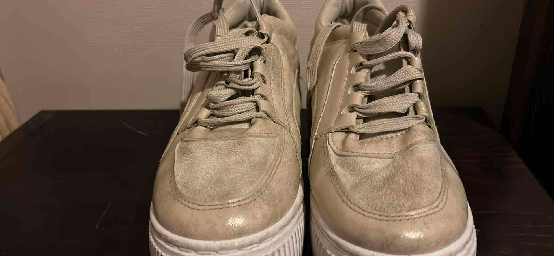 Zapatillas beige usadas