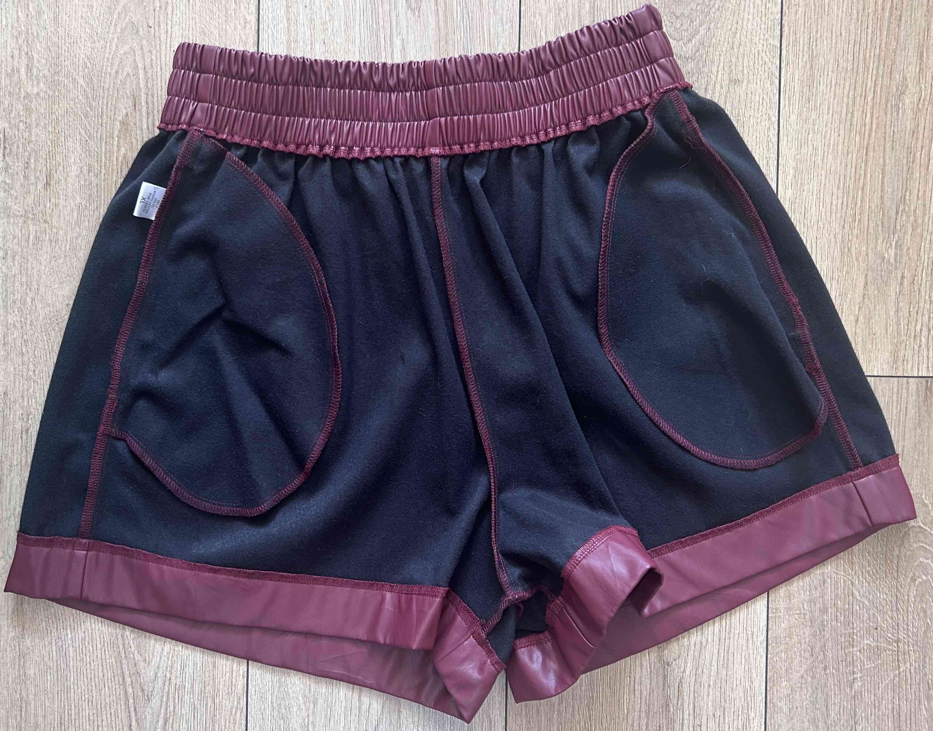 Shorts burdeos de cuero sintético - miniatura 3