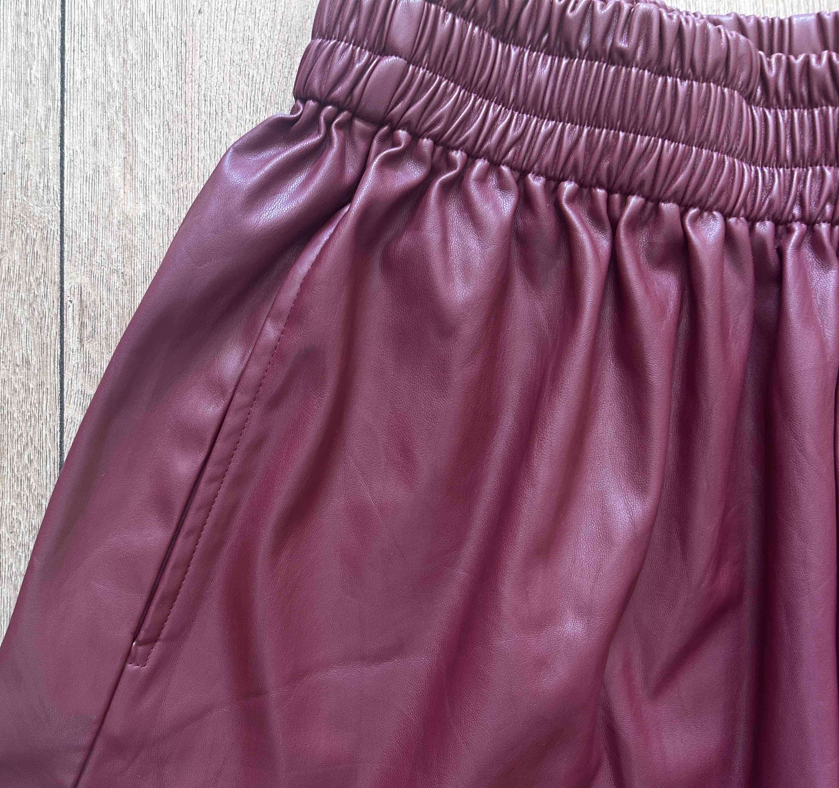 Shorts burdeos de cuero sintético - miniatura 4