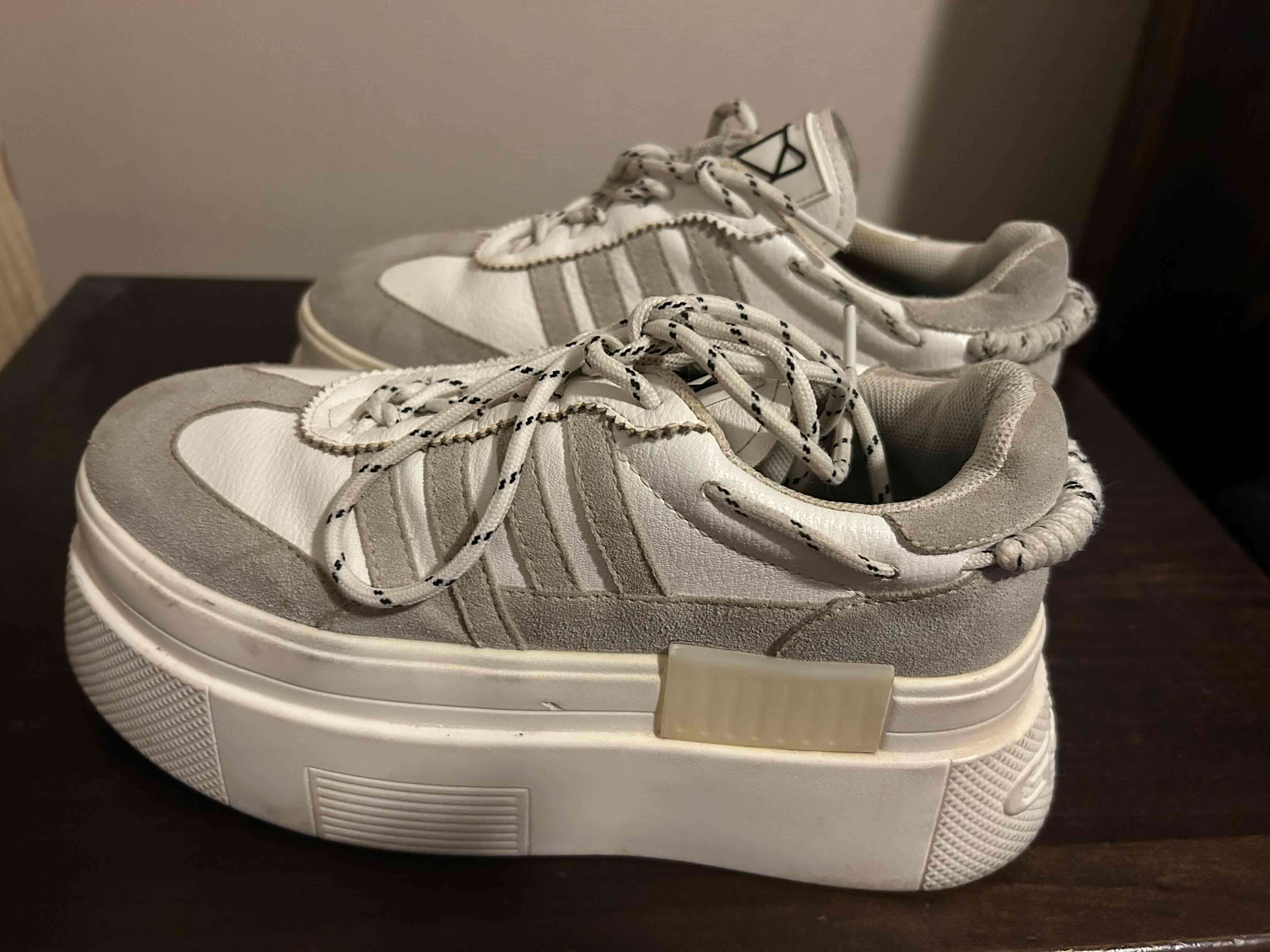 Zapatillas blancas con suela gruesa