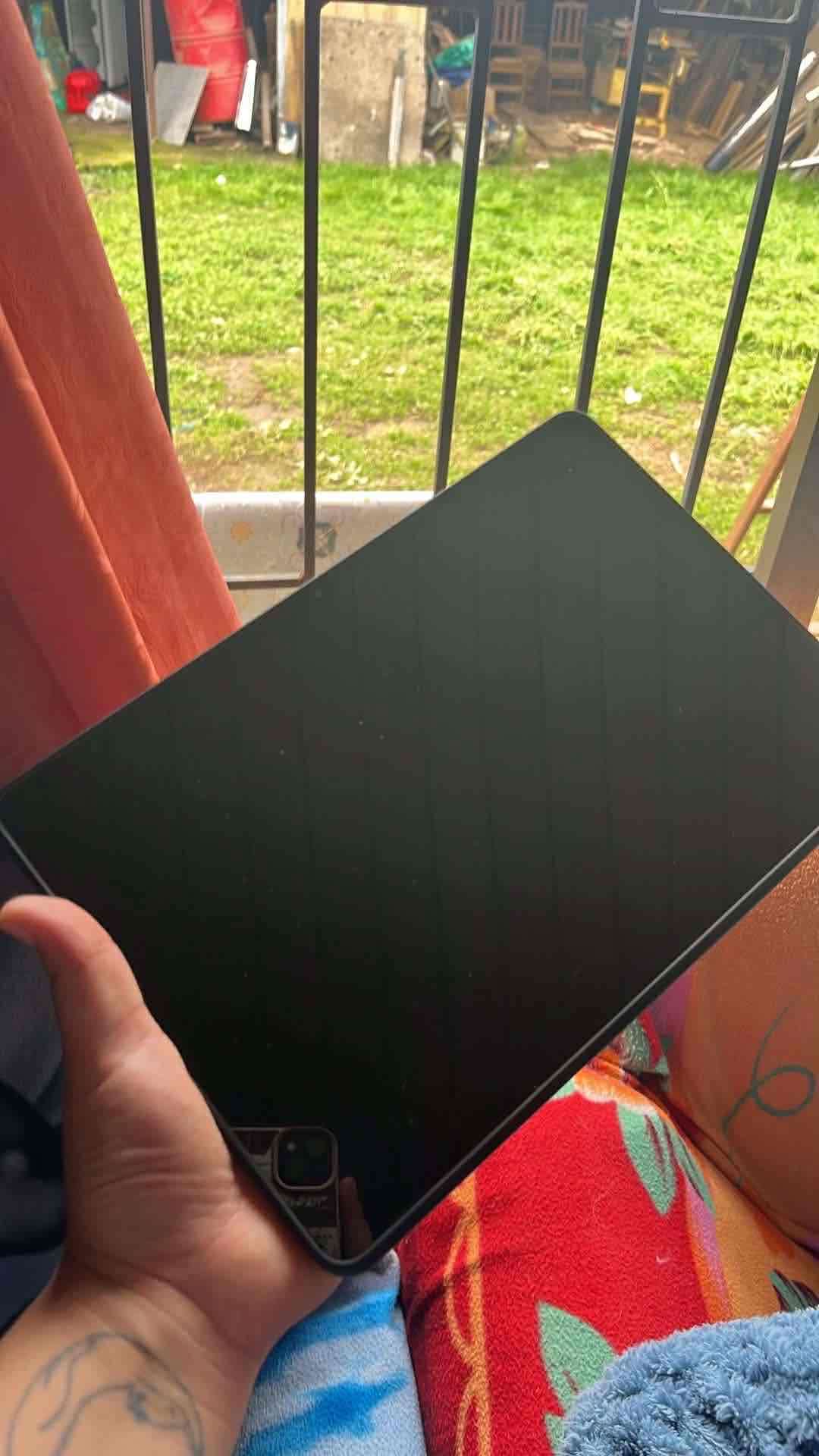 Tableta negra en buen estado - miniatura 1