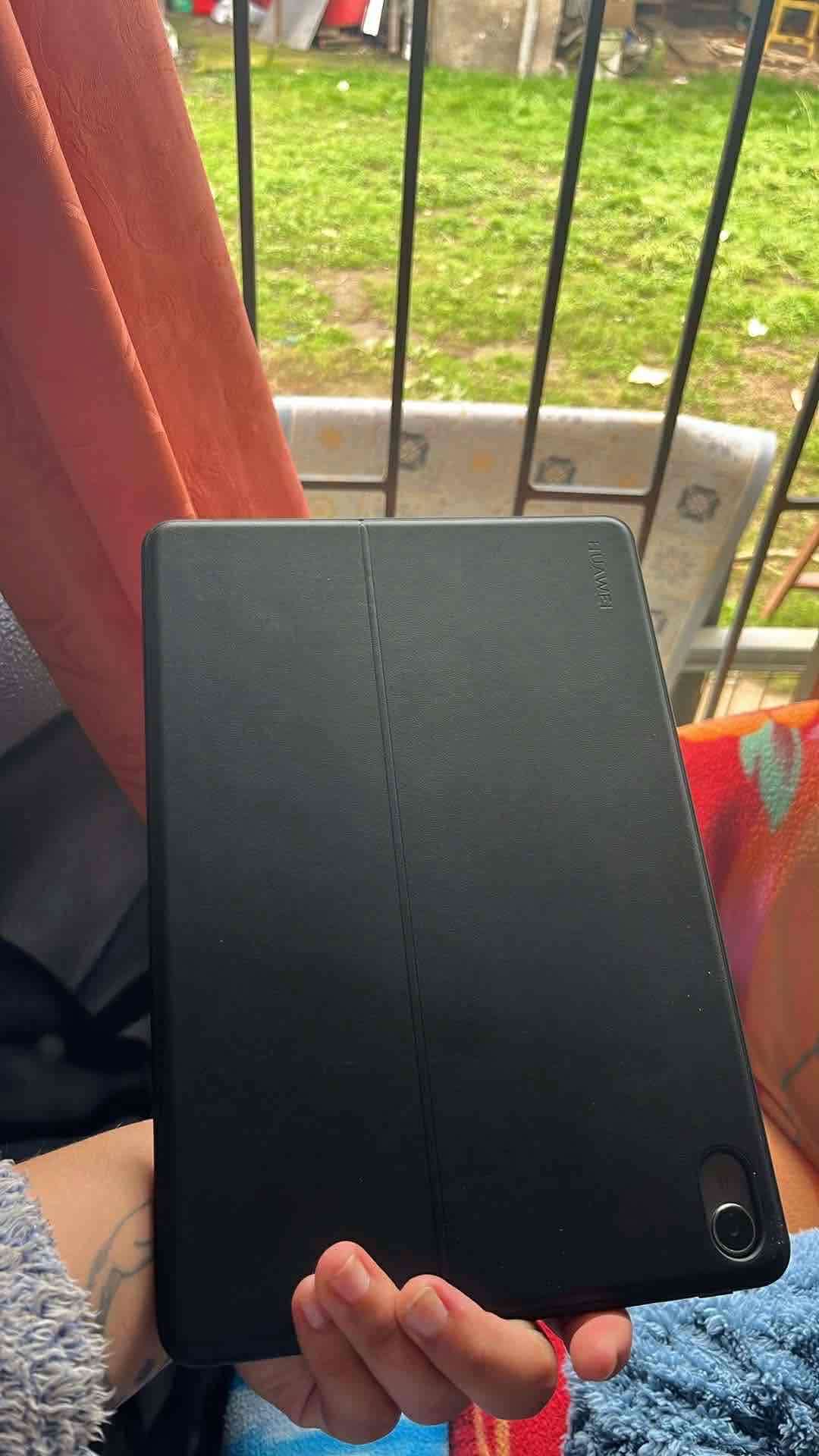 Tableta negra en buen estado - miniatura 2