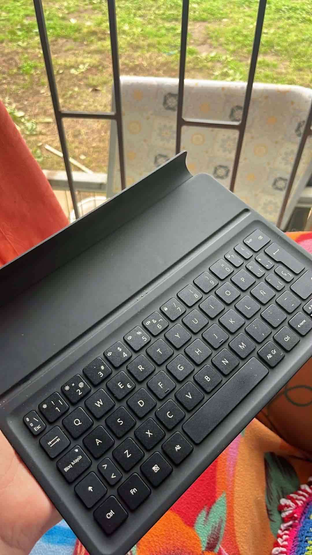 Tableta negra en buen estado - miniatura 3