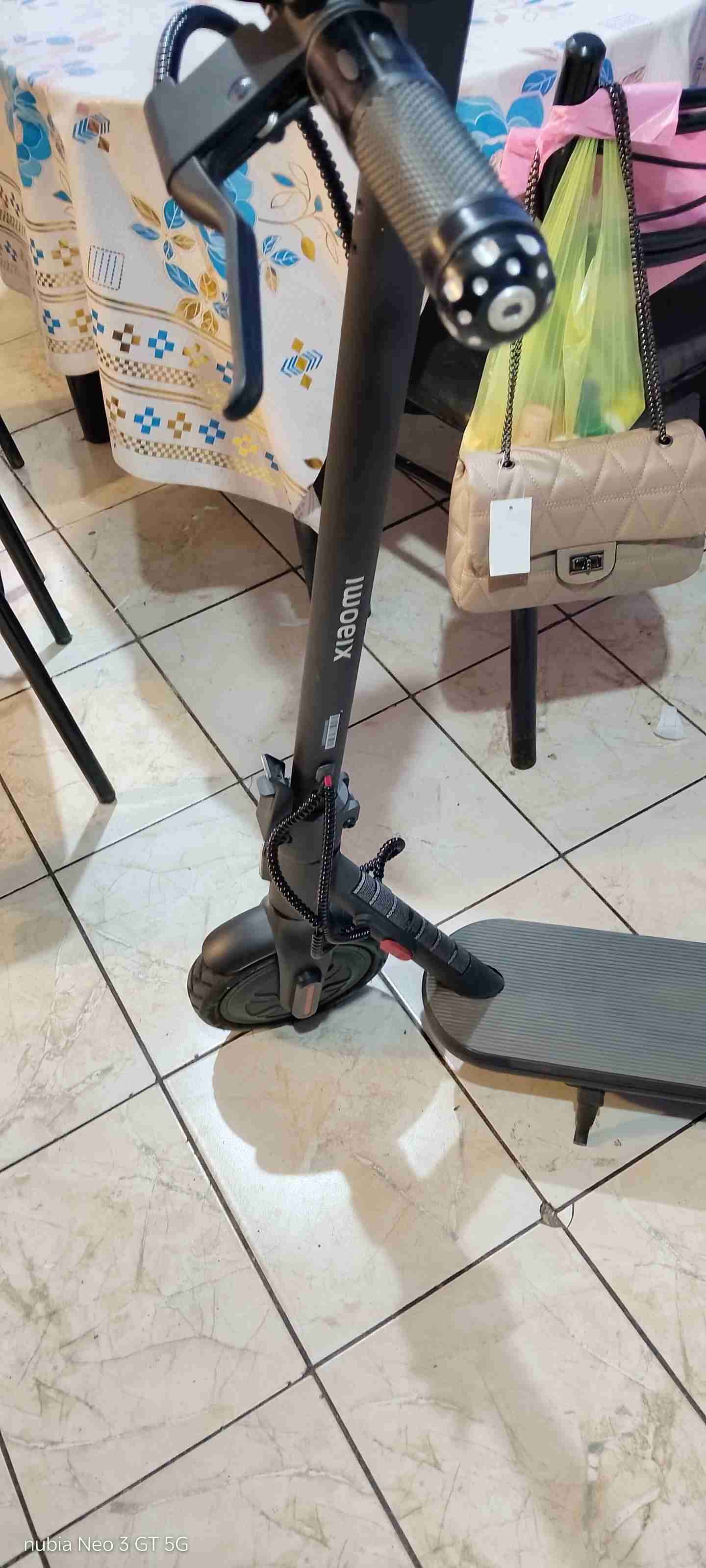 Scooter eléctrico gris - miniatura 6