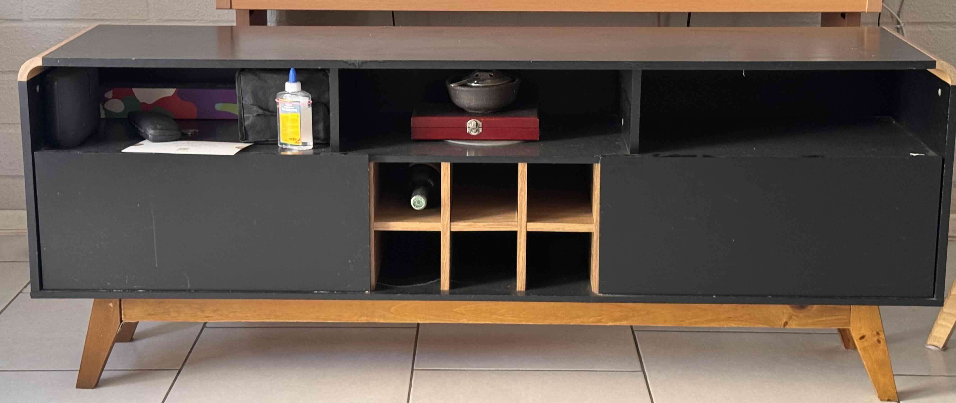 Mueble de TV negro y madera