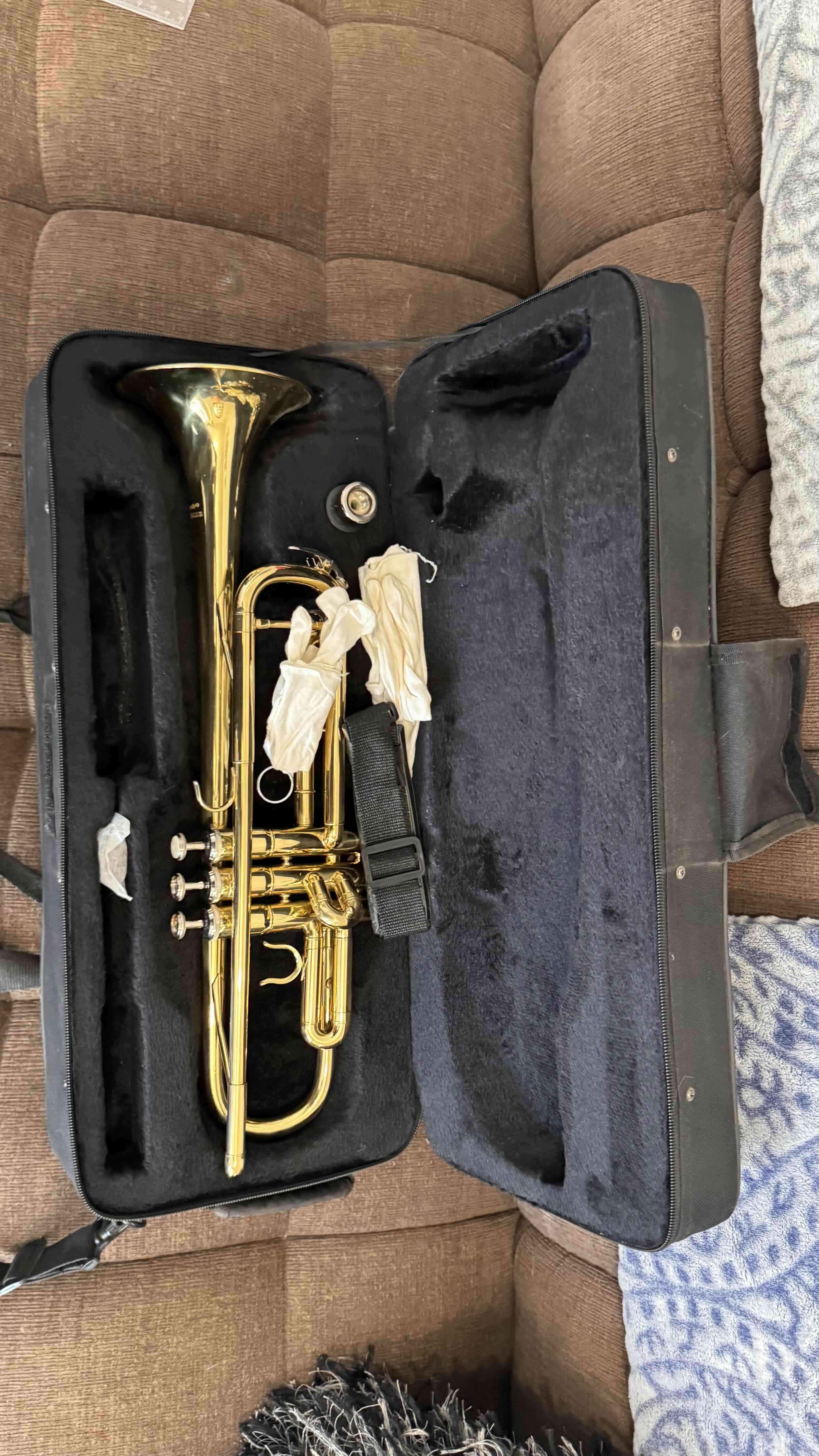 Trompeta dorada con estuche - miniatura 2