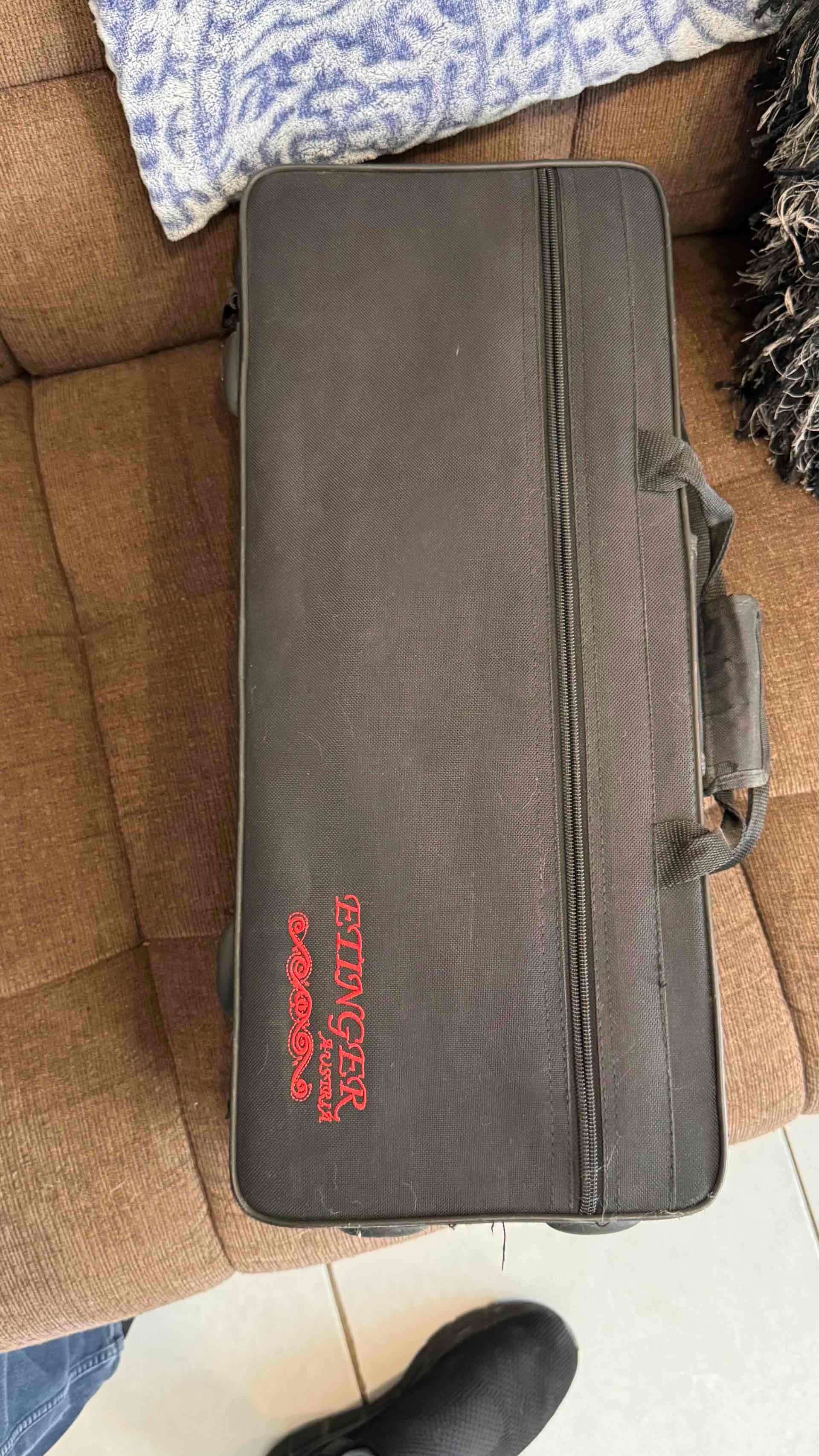 Trompeta dorada con estuche - miniatura 4