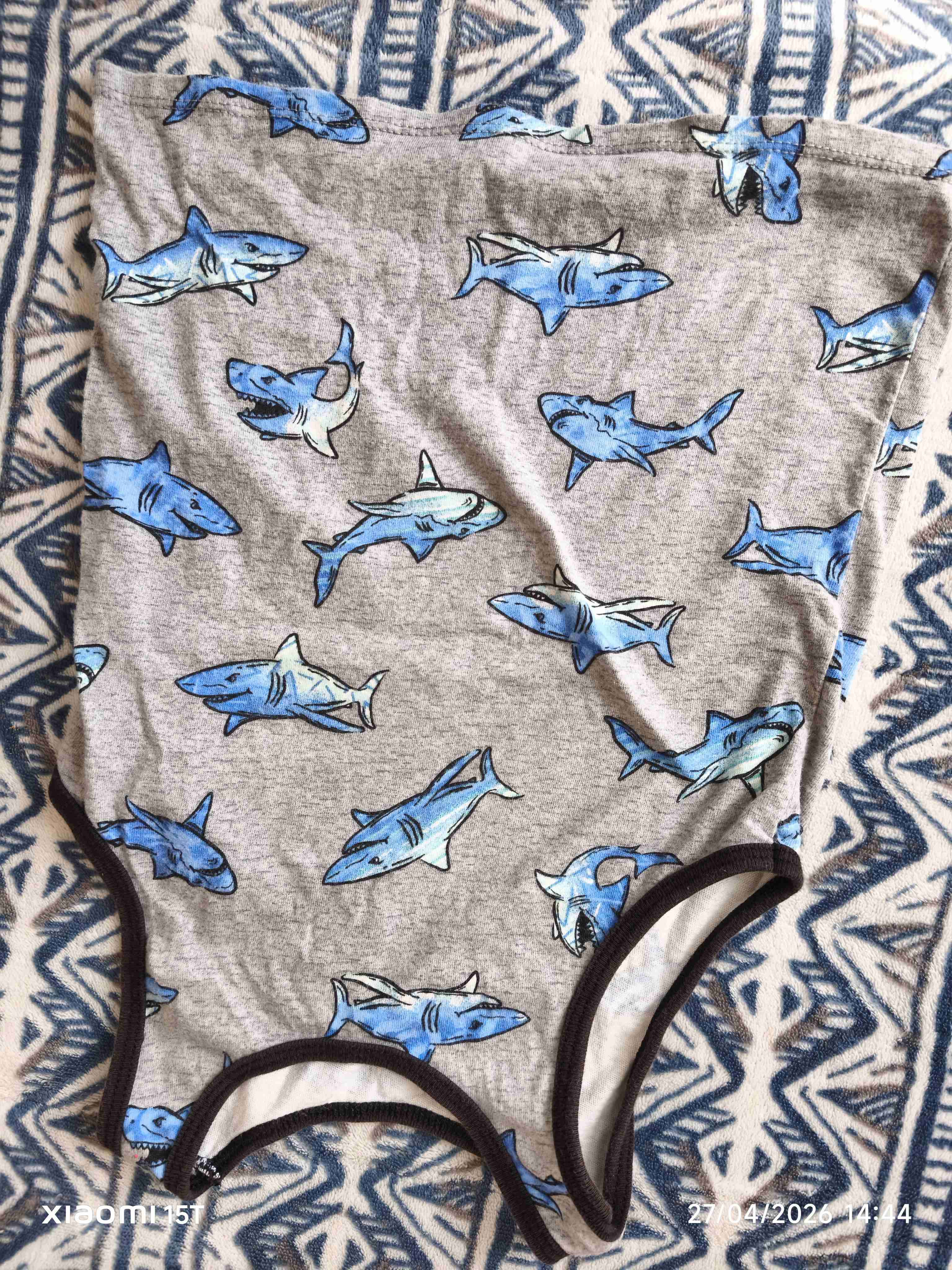 Polera sin mangas con diseño de tiburones - miniatura 2