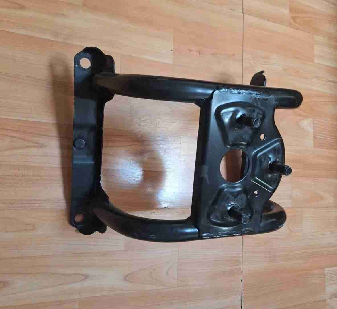 Soporte metálico para repuesto de vehículo - miniatura 1