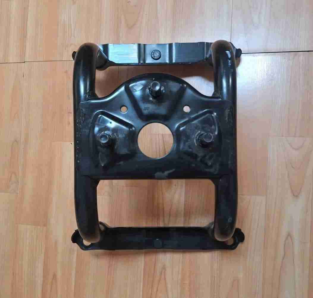 Soporte metálico para repuesto de vehículo - miniatura 2