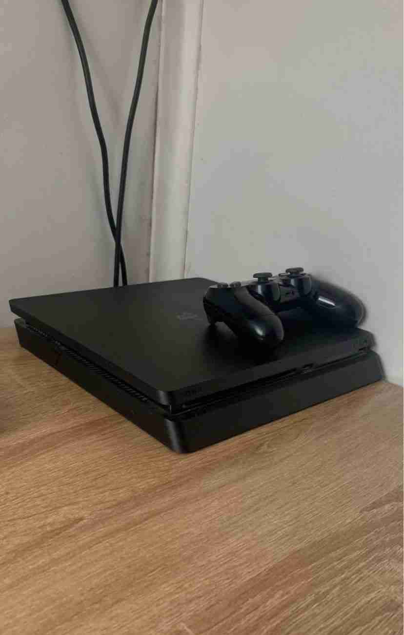 Ps4 con un mando y un disco duro externo - miniatura 1