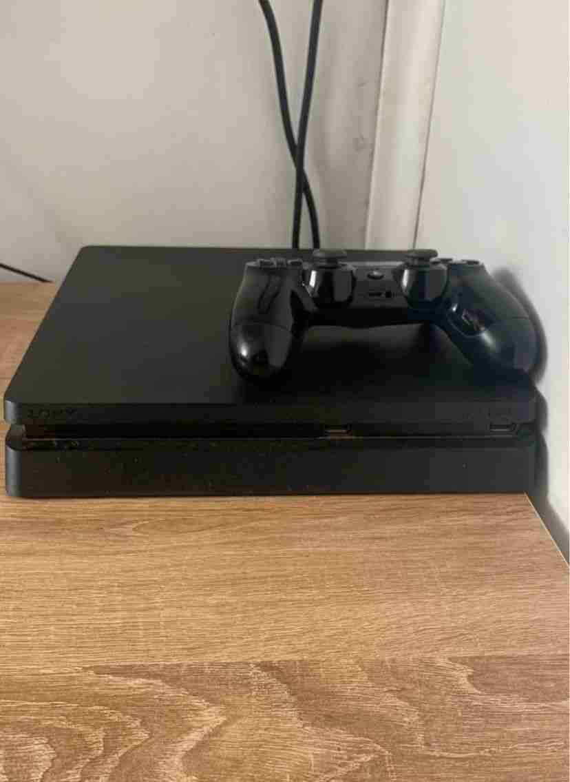 Ps4 con un mando y un disco duro externo - miniatura 2