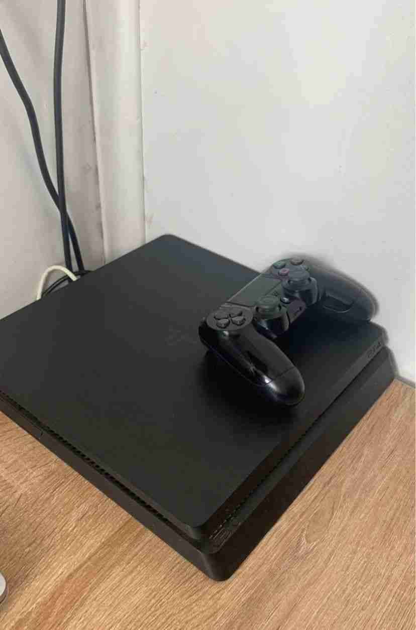 Ps4 con un mando y un disco duro externo - miniatura 3