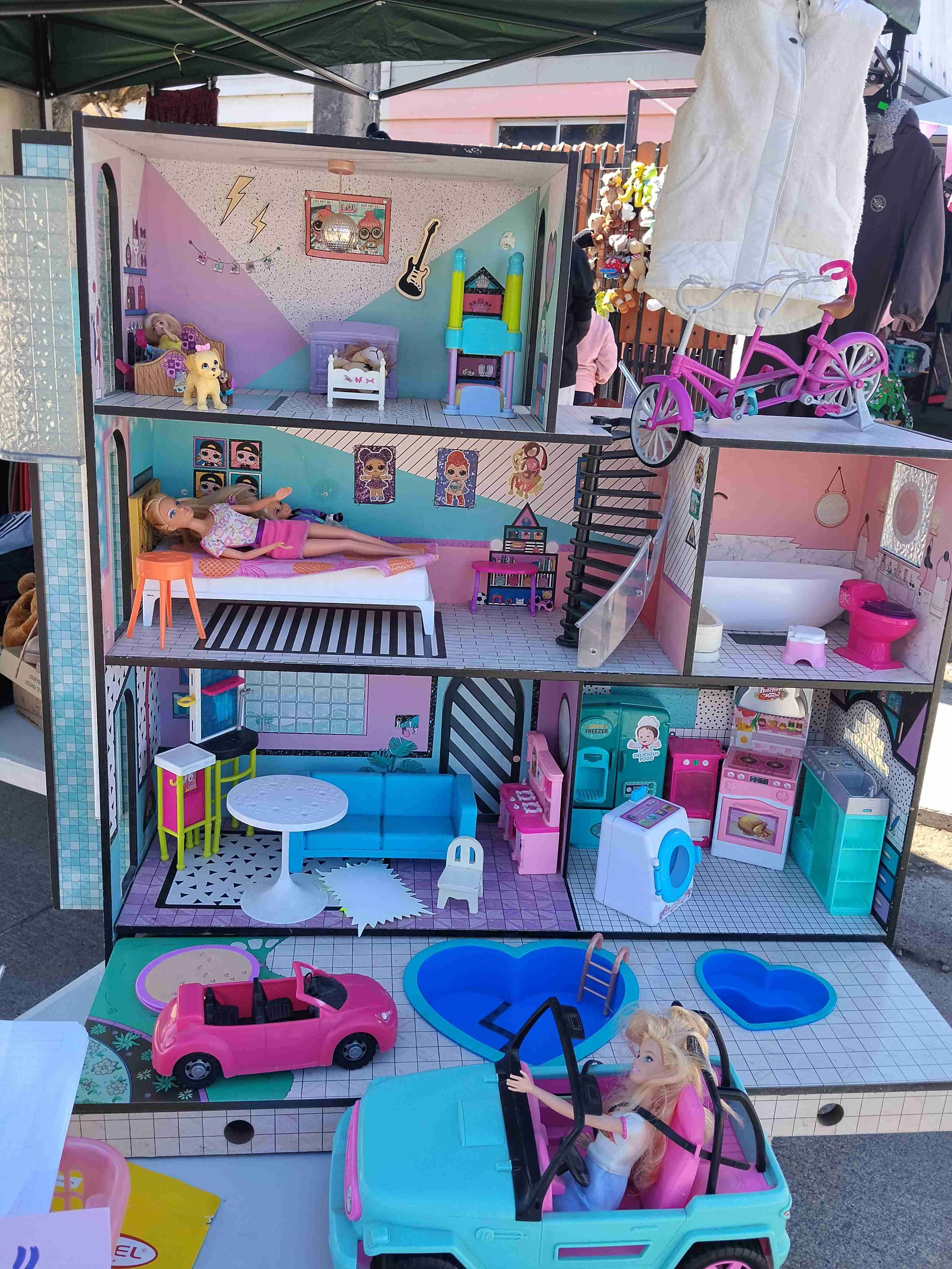 Casa de muñecas con accesorios - miniatura 1