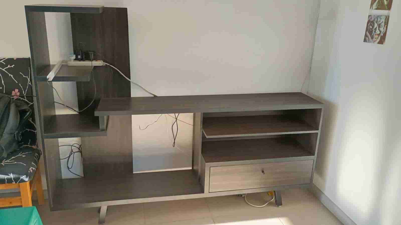 Estante de madera oscuro