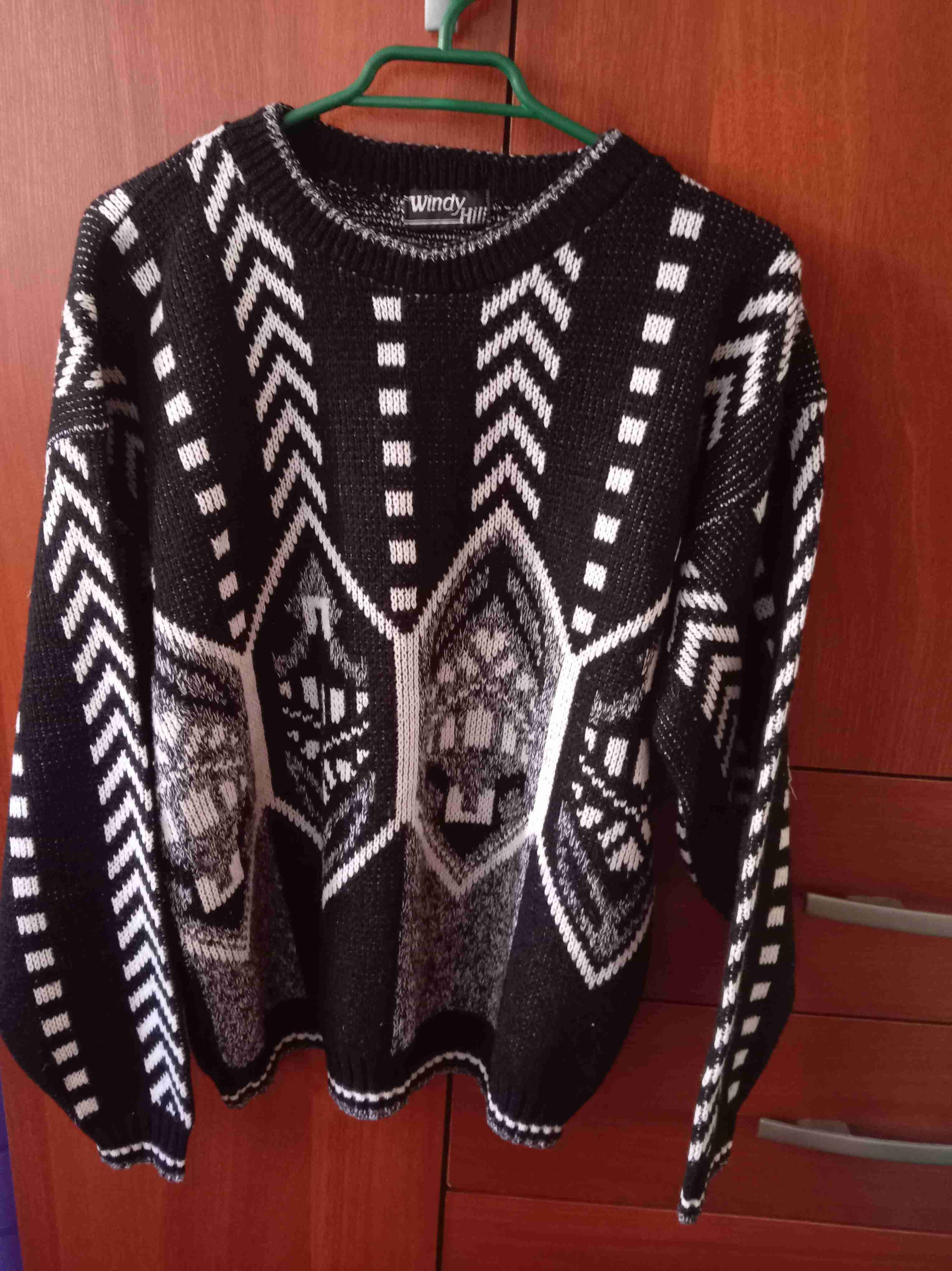 Suéter negro con patrón geométrico - miniatura 1