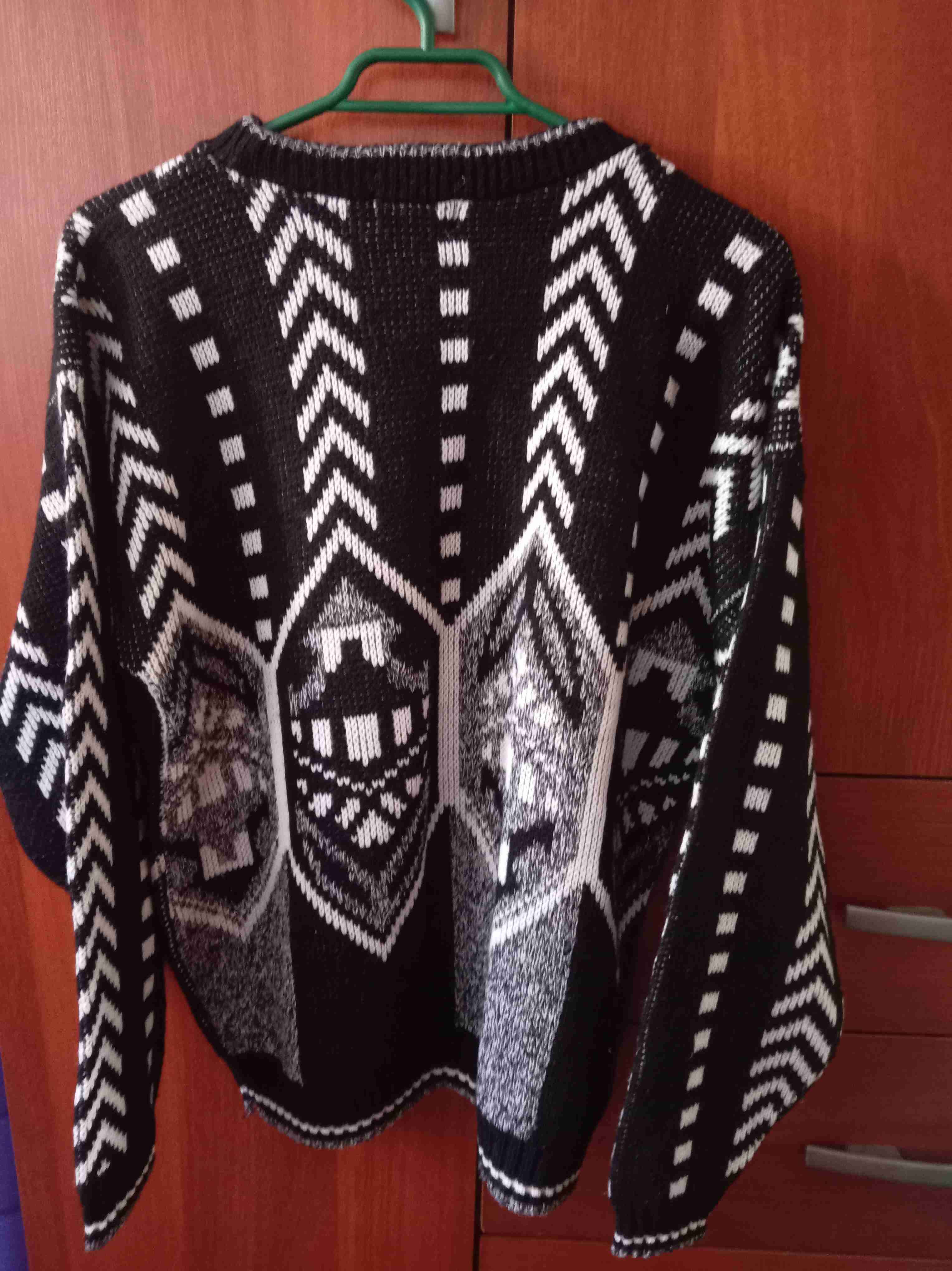 Suéter negro con patrón geométrico - miniatura 2