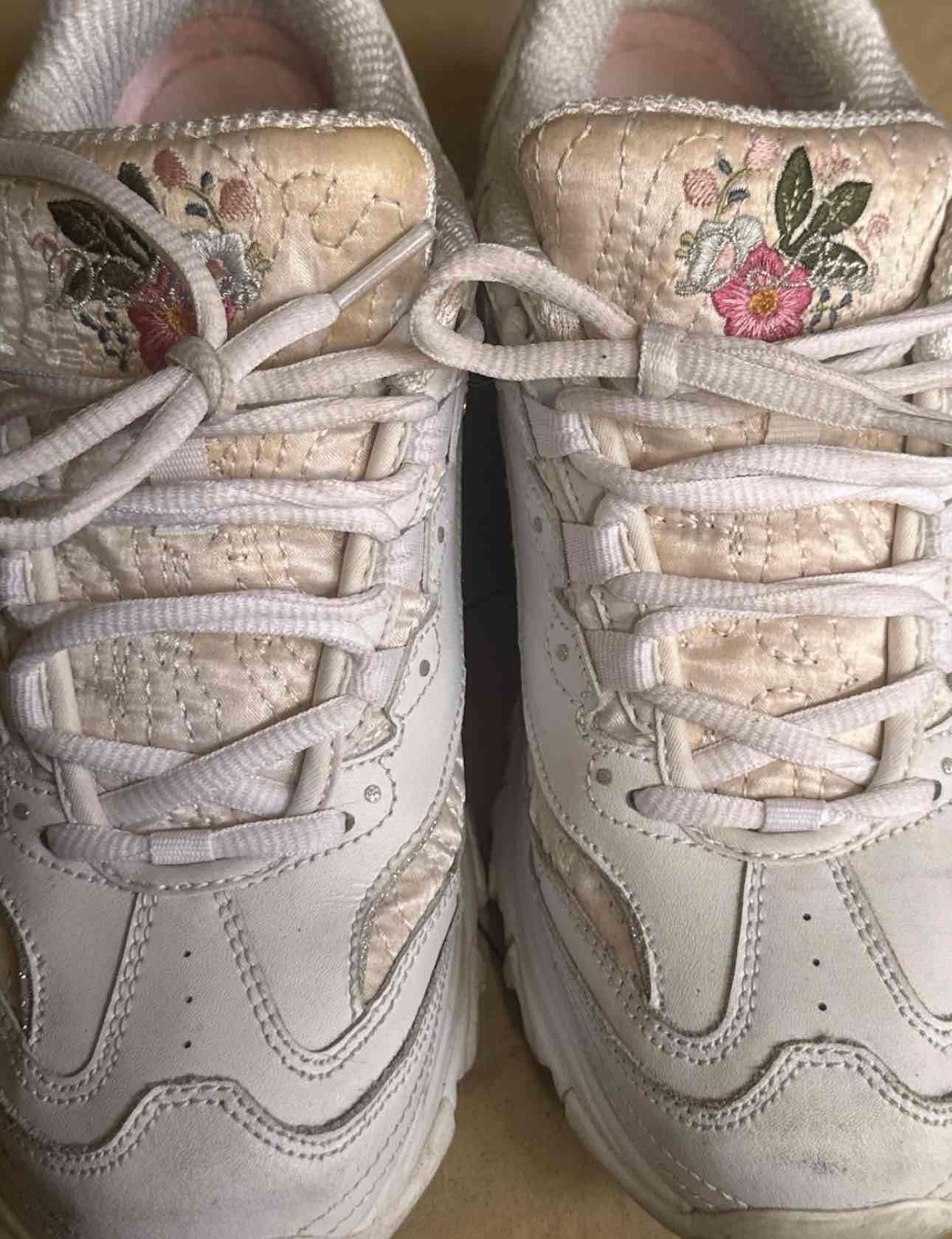 Zapatillas blancas con flores bordadas SKECHERS - miniatura 3