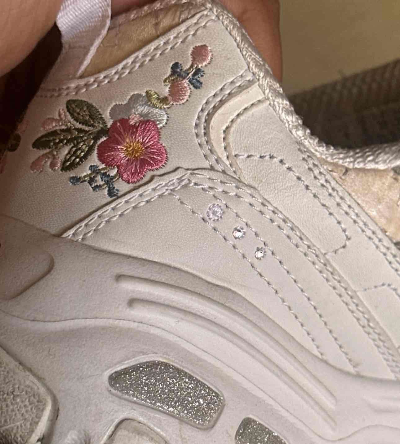 Zapatillas blancas con flores bordadas SKECHERS - miniatura 5