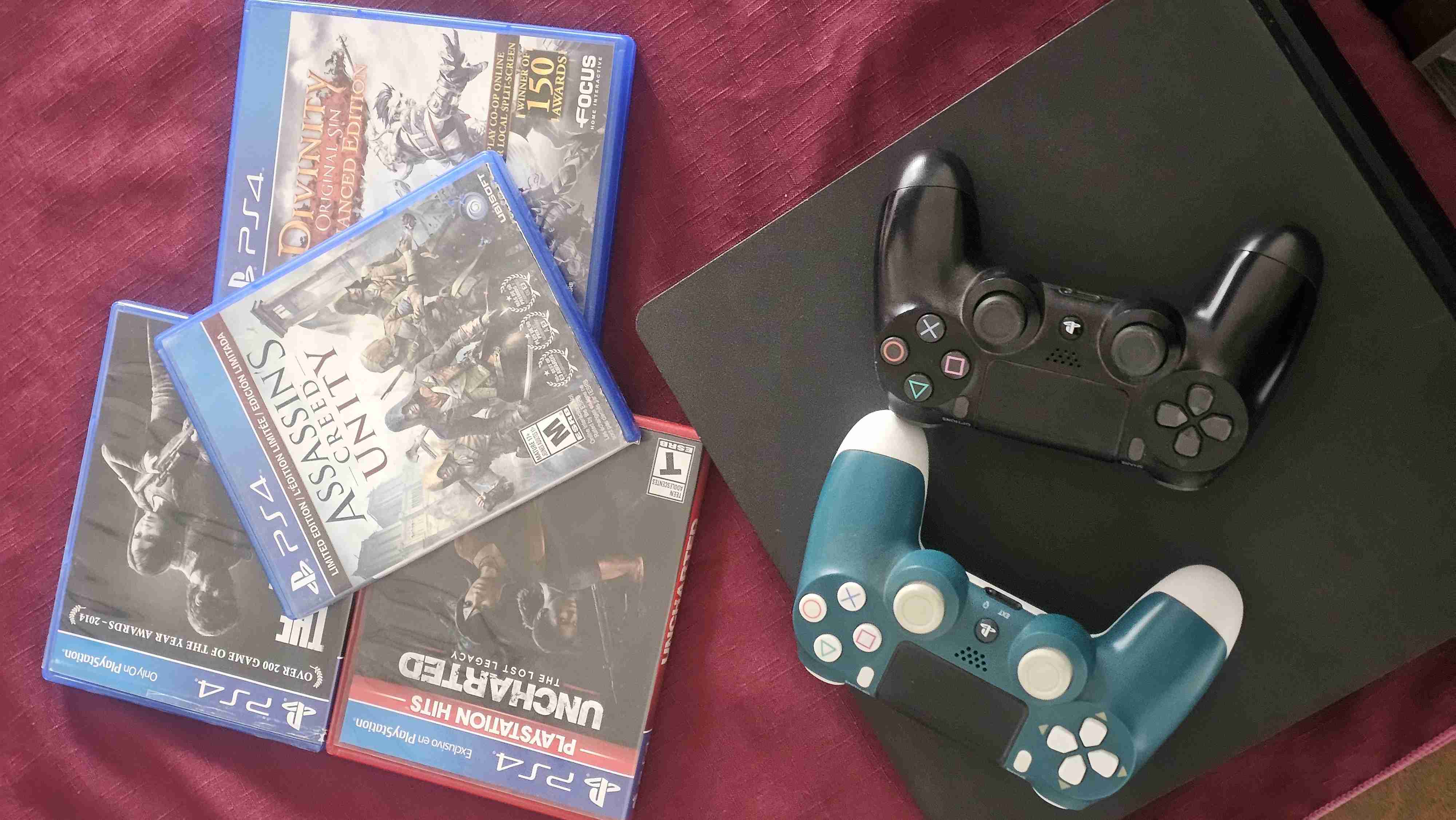 Consola PS4 con juegos y controles