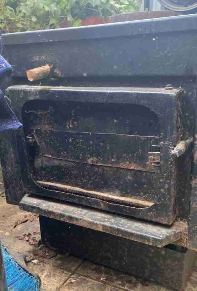 Estufa a leña de metal negra - miniatura 2